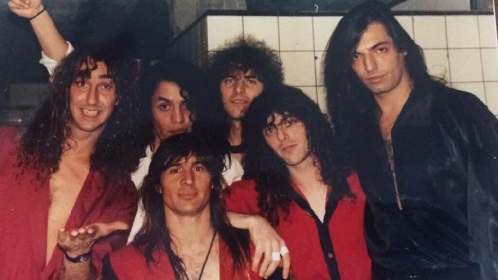 Rata Blanca - Rata Blanca es una destacada agrupación surgida en 1985 en el área del Bajo Flores, al sur de Buenos Aires. Es conocida por su estilo enérgico y potente, fusionando elementos del hard rock y el heavy metal. Su trayectoria ha dejado una huella significativa en el panorama del rock argentino. Rata Blanca, 1992. Foto: Facebook de Sergio Berdichevsky