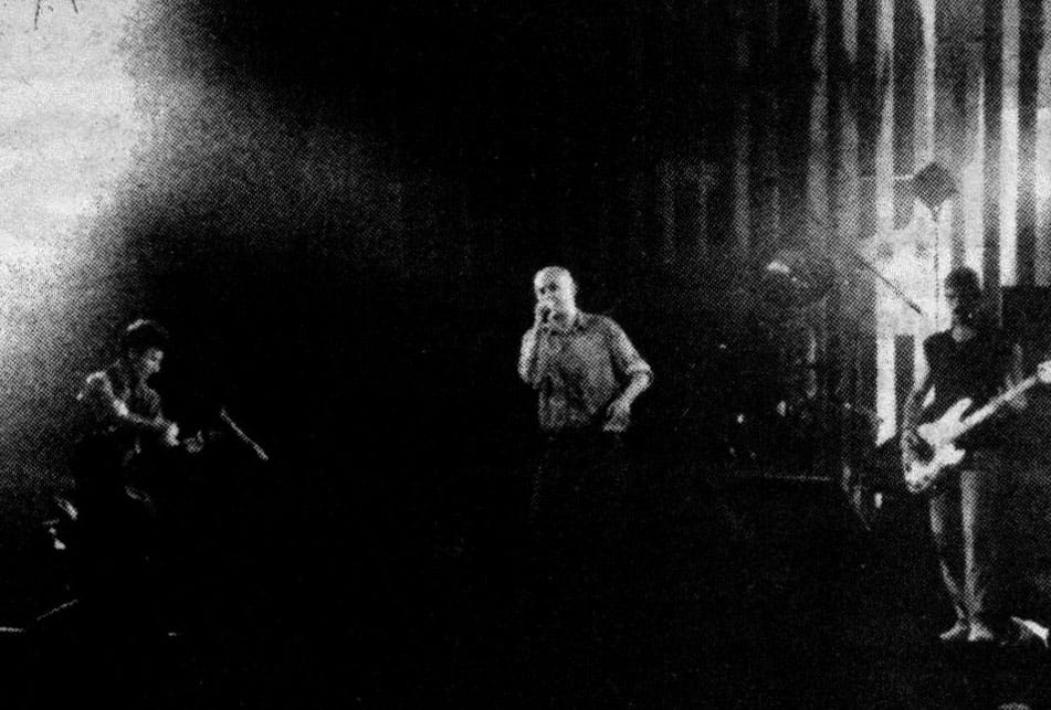 Rescate: los Redondos presentan "Bang Bang" - Esta crónica firmada por Mónica Delfino fue publicada originalmente en la Revista Pelo 354 de noviembre de 1989 y hace referencia a las cuatro funciones que los Redondos dieron en Satisfaction Pub, los días 20, 21, 27 y 28 de octubre de ese año. A comienzos de diciembre desembarcarían en Obras. Los Redondos