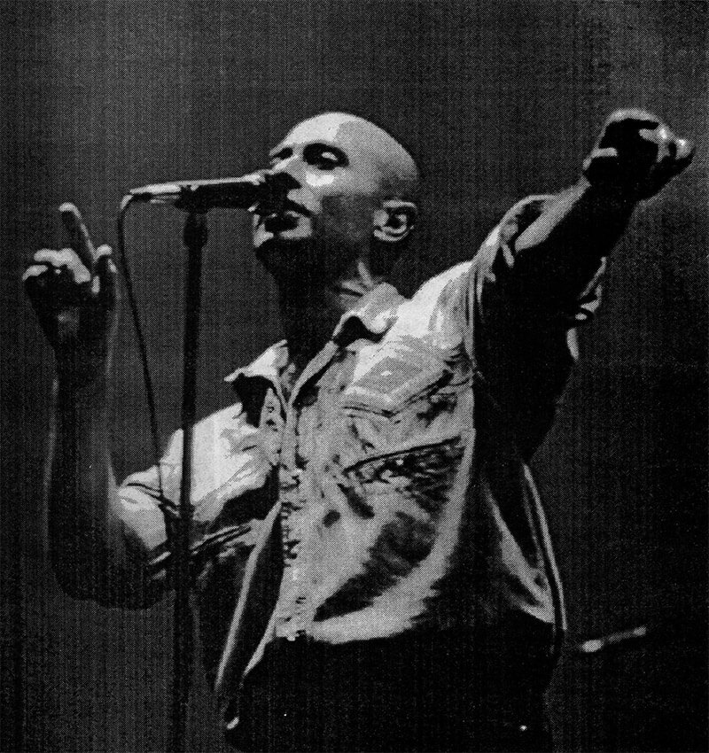 Calientes: Los Redondos en Huracán - Allí, Sus Redonditos de Ricota Indio Solari (voz), Skay Beillinson (guitarra), Semilla Buciarelli (bajo), Walter Sidotti (batería)saladaron una deuda con un público fiel e incondicional que desde el atardecer y hasta pasada la medianoche transformó la fisonomía del porteño barrio de la Quema. Los fanáticos de toda edad que se acercaron al estadio desde muy temprano aprovecharon el tiempo ubicando estandartes, coreando temas a capella y hasta detonando fuegos de artificio. Cuando las 22 horas -una hora más tarde de lo prometido- los redondos subieron a escena, todo estaba a punto para el estallido. La banda presentó un repertorio que reunió temas de su más reciente producción doble, "Lobo suelto, cordero atado", además de los temas que todos querían escuchar, incluidos "Mariposa Pontiac", "Ji Ji Ji" y otro de "La mosca y la sopa" y "Bang Bang... estás liquidado". Los Redondos