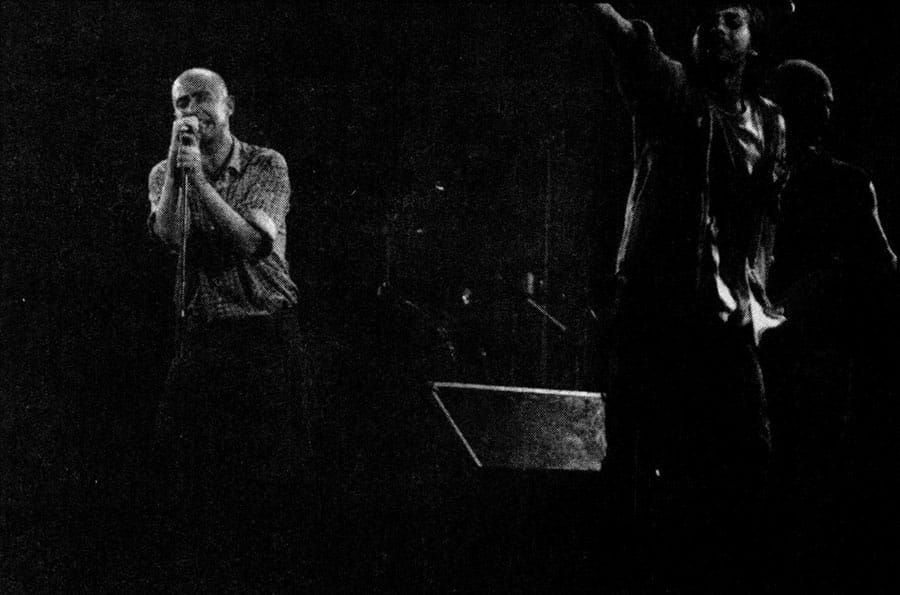 Rescate: los Redondos presentan "Bang Bang" - Esta crónica firmada por Mónica Delfino fue publicada originalmente en la Revista Pelo 354 de noviembre de 1989 y hace referencia a las cuatro funciones que los Redondos dieron en Satisfaction Pub, los días 20, 21, 27 y 28 de octubre de ese año. A comienzos de diciembre desembarcarían en Obras. Los Redondos