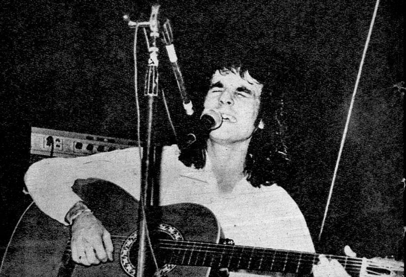 Luis Alberto Satragni: latidos de esta época - Con la grabación de su segundo álbum, Raíces vuelve a recobrar la vigencia que nunca pudo conservar por la falta de continuidad en sus presentaciones. Muchos músicos pasaron por la agrupación; sin embargo, la línea musical no se tergiversó. La fusión de candombe, rock y jazz es lo que todavía rige para el nuevo disco de un Raíces que, conducido por Luis Alberto Satragni, sigue en camino. Satragni