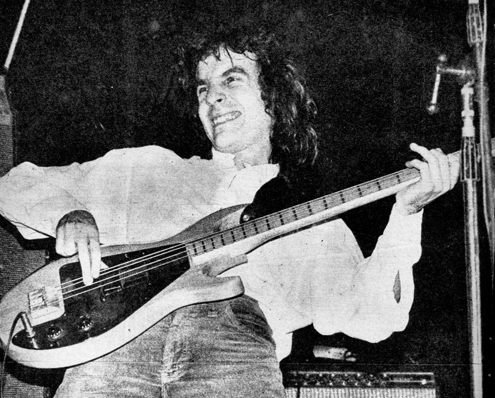 Luis Alberto Satragni: latidos de esta época - Con la grabación de su segundo álbum, Raíces vuelve a recobrar la vigencia que nunca pudo conservar por la falta de continuidad en sus presentaciones. Muchos músicos pasaron por la agrupación; sin embargo, la línea musical no se tergiversó. La fusión de candombe, rock y jazz es lo que todavía rige para el nuevo disco de un Raíces que, conducido por Luis Alberto Satragni, sigue en camino. Satragni
