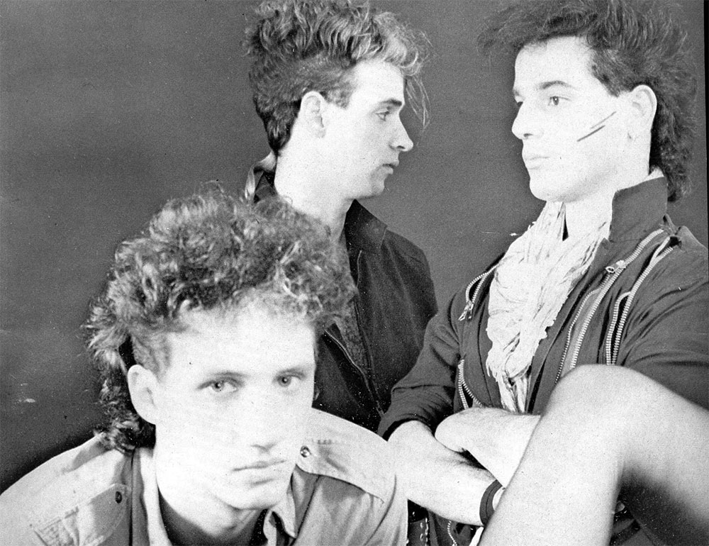 El fervor bailable - El ascenso de Soda Stereo no puede menos que ser considerado como vertiginoso: en menos de un año, el trío se convirtió en el grupo que más trabaja dentro del panorama nacional. Con una música rica en ritmo y muy efectiva, Soda Stereo viene despertando un inusitado fervor en las audiencias y demostrando que a ellos no les hacen falta vitaminas. Soda Stereo