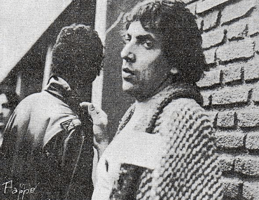 Rescate: Festival de la Solidaridad Latinoamericana - Eran las 8 de la noche cuando subió Nito Mestre. Muy aplaudido, interpretó sus festejados “Distinto Tiempo” y “Hoy tiré viejas hojas”, este último acompañado por Juan Carlos Fontana en teclados. El público comenzó a pedir la presencia de Charly García, pero los reclamos fueron reemplazados por una nueva ovación al aparecer León Gieco sobre el escenario: Nito y León interpretaron “La colina de la vida” [¿es el único tema que saben tocar juntos?) luego de lo cual quedó Gieco solo con una vibrante versión de "Sólo le pido a Dios”, cantada junto al público y haciendo hincapié en la estrofa que habla de la guerra. Uno de los climas más impresionantes fue dado por el público que estaba ubicado en el costado izquierdo del campo, portando velas encendidas durante este tema. Gieco invitó al acordeonista Antonio Tarragó Ros para que lo acompañe en un par de chamamés. El músico correntino dejó su lugar luego a Raúl Porchetto, quien cantó junto a Gieco su tema “En el fondo del cielo”. Por fin apareció Charly García, y con él David Lebón y Alfredo Toth. El festival tuvo uno de sus puntos más altos con el siguiente: tema: una versión Porchetto-García-Lebón-Toth de “Sentado en el umbral de Dios”. Quedaron luego García y Lebón solos con una buena versión de “San Francisco y el lobo”, seguida de la no tan feliz “Música del alma”. Festival de la Solidaridad Latinoamericana