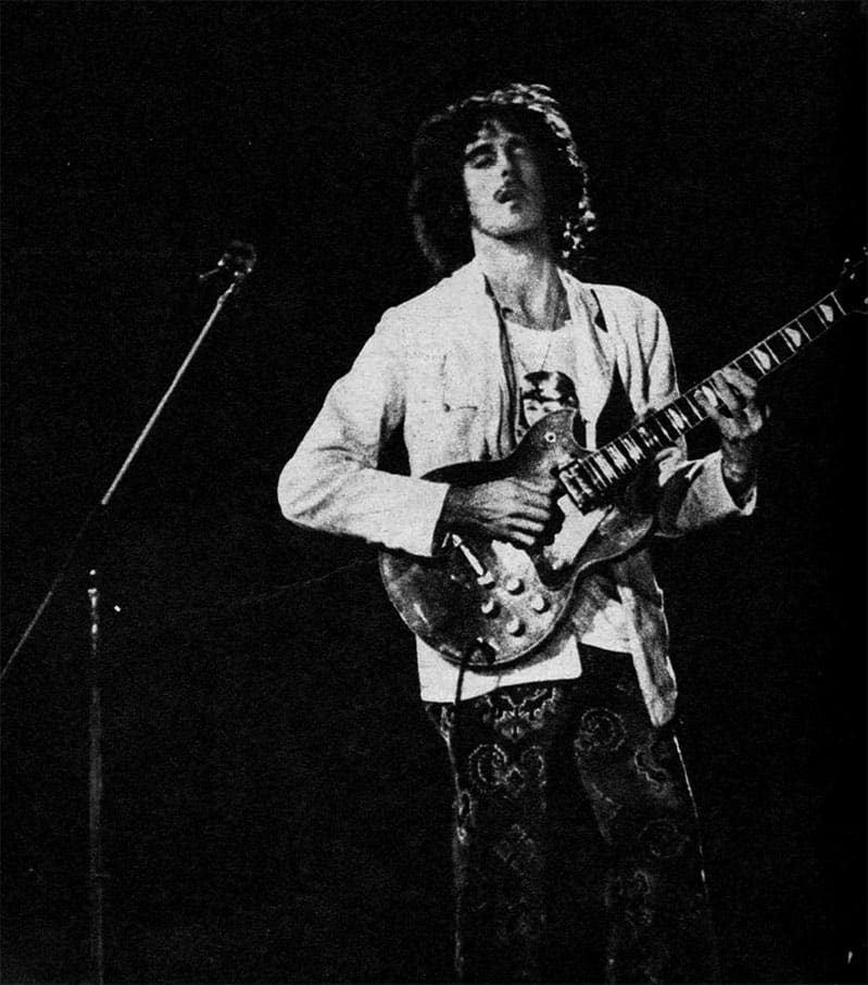Un camino nuevo - A mediados de este mes, Luis Alberto Spinetta regresará de Estados Unidos, con lo que se habrá consumado la primera experiencia de un músico de rock argentino que graba en el exterior y es lanzado al mercado mundial. Detrás quedan casi dos años en los que Spinetta fue relegado por varias compañías discográficas locales, y hacia adelante se perfila una apertura internacional para él y el rock nacional. Spinetta