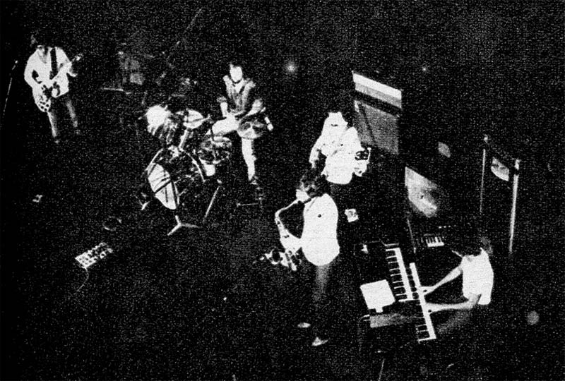 En otra dimensión - Dentro de un ciclo que se extendió los cuatro lunes de abril, se presentó Luis Alberto Spinetta con su nueva banda compuesta por Bernardo Baraj (saxo barítono), Luis Serávolo (batería), Ricardo Sanz (bajo) y Eduardo Zvetelman (teclados). El repertorio que encaró la banda es el mismo presentado el año anterior, más algunos temas viejos de Spinetta y, en una parte acústica, "Amor de primavera", "Durazno sangrando", "A estos hombres tristes" y "Los elefantes". Spinetta