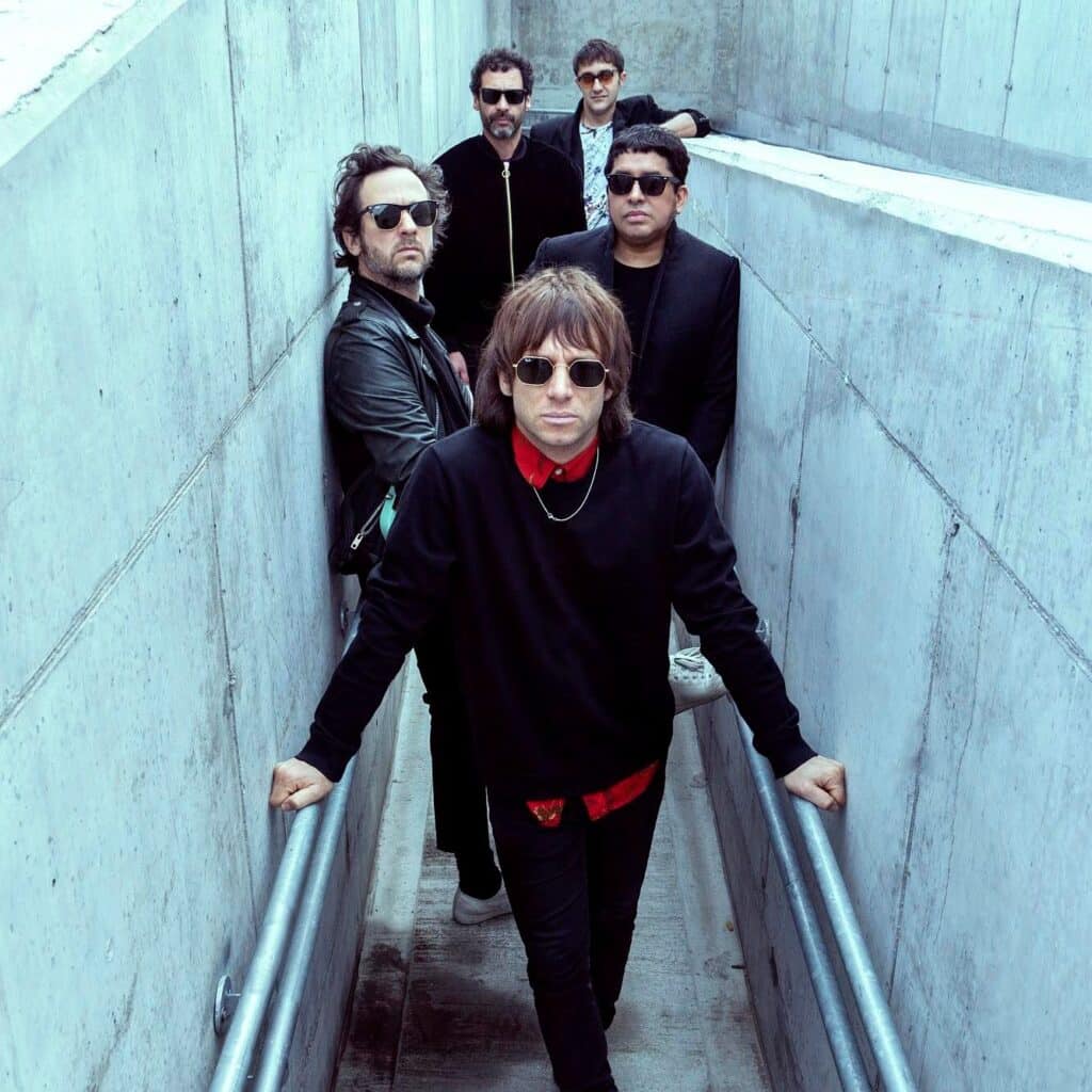 Turf despide el año con un show plagado de hits y sorpresas - Hace pocos días Turf sorprendió a sus seguidores con el videoclip de "Cual?", el primer corte de su sexto disco de estudio que lanzará el año próximo. En el mismo, la banda decidió volver a sus raíces brit-poperas, con aires rockeros, hablándole al amor y a la forma de conectarse. Turf