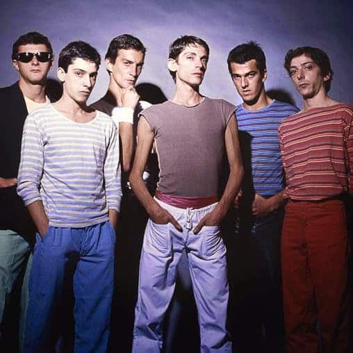 Virus: operación Wadu Wadu - Todo empezó el 11 de enero de 1981 en un club barrial de la ciudad de La Plata. En las instalaciones de la Asociación Universal, sobre la avenida 25, funcionaban los bailes de Musicomanía, fiestas con sabor social donde las madres que acompañaban a sus hijas mataban la espera mirando películas de Sandro y Palito Ortega en el salón del primer piso. Abajo, la cancha de básquet se convertía una vez a la semana en una pista gigante de música disco. Nunca antes había tocado un grupo en esas reuniones festivas y por esas cosas del azar y los buenos oficios de un discjockey de moda, Gustavo Z, una banda desconocida subió al escenario ante un público atónito. Primero sorpresa, luego rechazo y después de unas cuantas canciones tocadas a una velocidad inusual para la época, los saltos contagiosos de seis pibes flaquitos enfundados en unas remeras ajustadas ganaron la primera partida de una larga temporada ante audiencias hostiles. Ese día, la banda platense estrenó nombre y cantante. Así Virus, con la voz de Federico Moura, inició una carrera loca repleta de acciones de cambio, gestos estéticos cercanos a la modernidad y un coraje rockero a prueba de inquisidores, esclarecidos y tibios. Nada volvería a ser igual en el rock argentino, mucha ironía en tiempos solemnes y una máquina de rock al servicio de la fantasía. Eso inventó Virus en el ocaso de la dictadura, y Wadu-Wadu fue su arma de despabilamiento masivo y narcótico art-pop para combatir tantos años de represión interior. virus