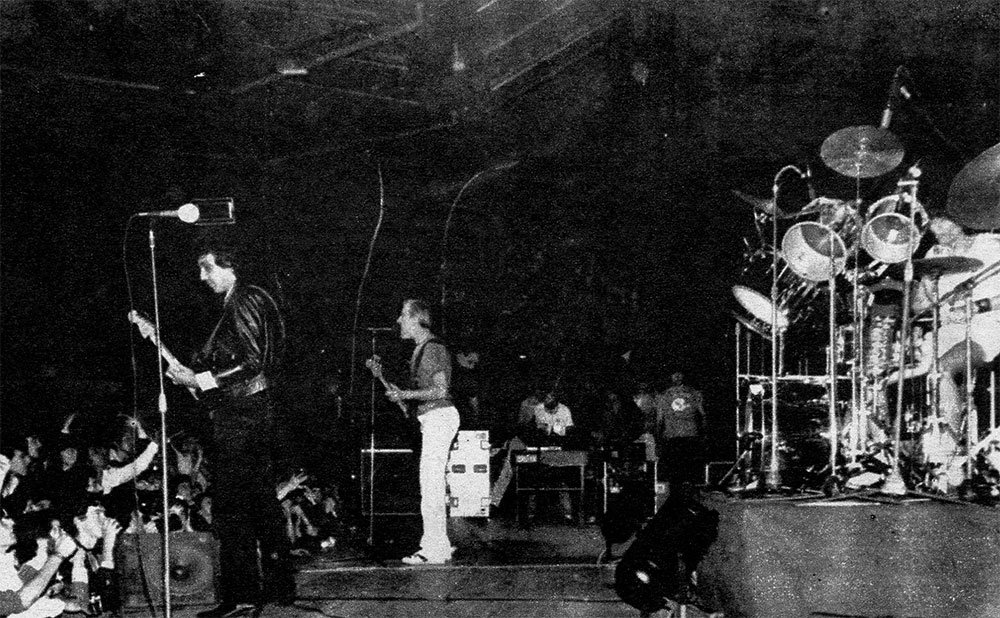 Vox Dei: un digno final - Noche de rock, noche de fiesta en el estadio de Obras. Ante una entusiasta multitud y después de trece años de vida, Vox Dei dijo adiós a su público. Vox Dei