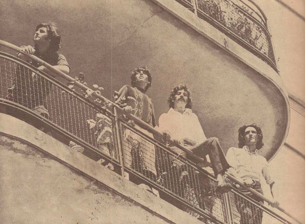 La balsa salva - Con esta objetividad, con esta franqueza, los integrantes de Vox Dei delinearon sus ideas detrás de la portada de su primer disco, editado por Mandioca algunos meses atrás. vox dei 1