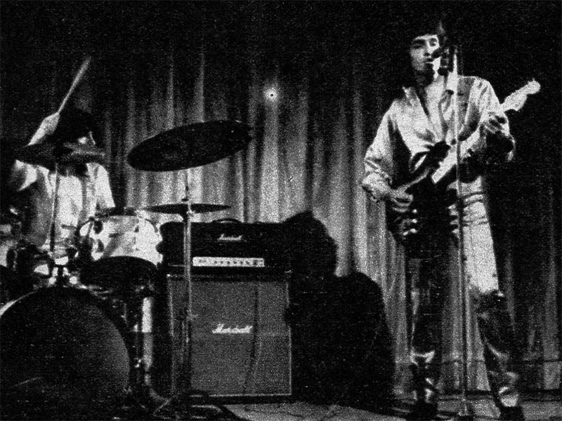 Se separa Vox Dei: tantos años de gloria - Este grupo legendario deja definitivamente los escenarios. Durante más de diez años recorrieron todo el país y fueron uno de los poderosos pilares de la música contemporánea. Su momento más alto y su obra más conocida —"La Biblia”— sirvió para consolidar todo un movimiento que, inclusive, le debe buena parte de su existencia. El final llegó por decisión propia, ya que aún siguen trabajando y podrían hacerlo por mucho tiempo más. Pero muchos de quienes hoy los siguen escuchando, quizás, no conozcan sus orígenes. Por eso, y para evitar la sensiblería de una despedida, preferimos contar su historia auxiliados por la propia memoria del grupo y por nuestro archivo fotográfico (que lo tiene todo). vox dei 11