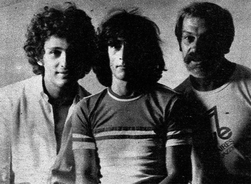 Se separa Vox Dei: tantos años de gloria - Este grupo legendario deja definitivamente los escenarios. Durante más de diez años recorrieron todo el país y fueron uno de los poderosos pilares de la música contemporánea. Su momento más alto y su obra más conocida —"La Biblia”— sirvió para consolidar todo un movimiento que, inclusive, le debe buena parte de su existencia. El final llegó por decisión propia, ya que aún siguen trabajando y podrían hacerlo por mucho tiempo más. Pero muchos de quienes hoy los siguen escuchando, quizás, no conozcan sus orígenes. Por eso, y para evitar la sensiblería de una despedida, preferimos contar su historia auxiliados por la propia memoria del grupo y por nuestro archivo fotográfico (que lo tiene todo). vox dei 12