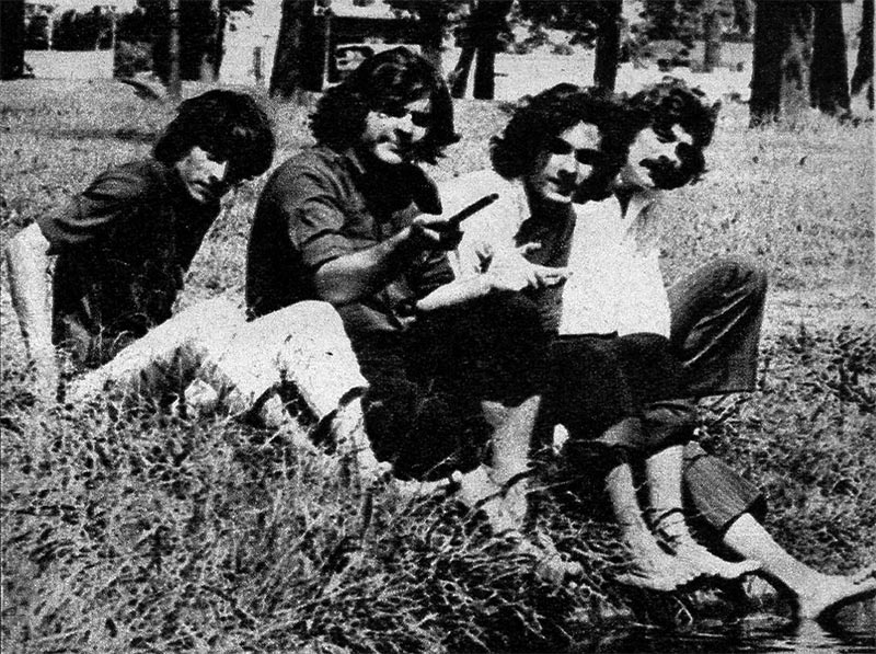 Se separa Vox Dei: tantos años de gloria - Este grupo legendario deja definitivamente los escenarios. Durante más de diez años recorrieron todo el país y fueron uno de los poderosos pilares de la música contemporánea. Su momento más alto y su obra más conocida —"La Biblia”— sirvió para consolidar todo un movimiento que, inclusive, le debe buena parte de su existencia. El final llegó por decisión propia, ya que aún siguen trabajando y podrían hacerlo por mucho tiempo más. Pero muchos de quienes hoy los siguen escuchando, quizás, no conozcan sus orígenes. Por eso, y para evitar la sensiblería de una despedida, preferimos contar su historia auxiliados por la propia memoria del grupo y por nuestro archivo fotográfico (que lo tiene todo). vox dei 2 2