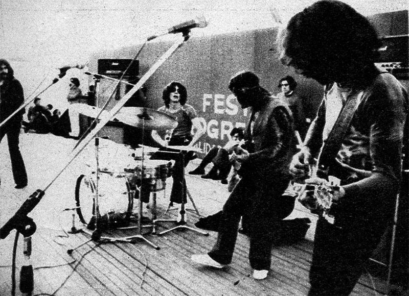 Se separa Vox Dei: tantos años de gloria - Este grupo legendario deja definitivamente los escenarios. Durante más de diez años recorrieron todo el país y fueron uno de los poderosos pilares de la música contemporánea. Su momento más alto y su obra más conocida —"La Biblia”— sirvió para consolidar todo un movimiento que, inclusive, le debe buena parte de su existencia. El final llegó por decisión propia, ya que aún siguen trabajando y podrían hacerlo por mucho tiempo más. Pero muchos de quienes hoy los siguen escuchando, quizás, no conozcan sus orígenes. Por eso, y para evitar la sensiblería de una despedida, preferimos contar su historia auxiliados por la propia memoria del grupo y por nuestro archivo fotográfico (que lo tiene todo). vox dei 3 1