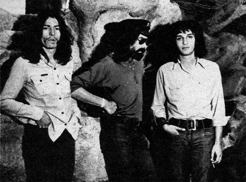 Se separa Vox Dei: tantos años de gloria - Este grupo legendario deja definitivamente los escenarios. Durante más de diez años recorrieron todo el país y fueron uno de los poderosos pilares de la música contemporánea. Su momento más alto y su obra más conocida —"La Biblia”— sirvió para consolidar todo un movimiento que, inclusive, le debe buena parte de su existencia. El final llegó por decisión propia, ya que aún siguen trabajando y podrían hacerlo por mucho tiempo más. Pero muchos de quienes hoy los siguen escuchando, quizás, no conozcan sus orígenes. Por eso, y para evitar la sensiblería de una despedida, preferimos contar su historia auxiliados por la propia memoria del grupo y por nuestro archivo fotográfico (que lo tiene todo). vox dei 5