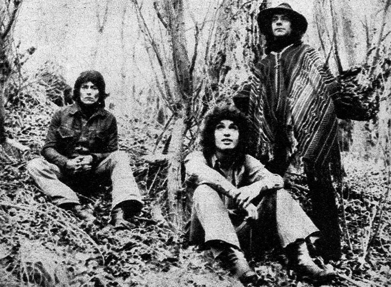 Se separa Vox Dei: tantos años de gloria - Este grupo legendario deja definitivamente los escenarios. Durante más de diez años recorrieron todo el país y fueron uno de los poderosos pilares de la música contemporánea. Su momento más alto y su obra más conocida —"La Biblia”— sirvió para consolidar todo un movimiento que, inclusive, le debe buena parte de su existencia. El final llegó por decisión propia, ya que aún siguen trabajando y podrían hacerlo por mucho tiempo más. Pero muchos de quienes hoy los siguen escuchando, quizás, no conozcan sus orígenes. Por eso, y para evitar la sensiblería de una despedida, preferimos contar su historia auxiliados por la propia memoria del grupo y por nuestro archivo fotográfico (que lo tiene todo). vox dei 6