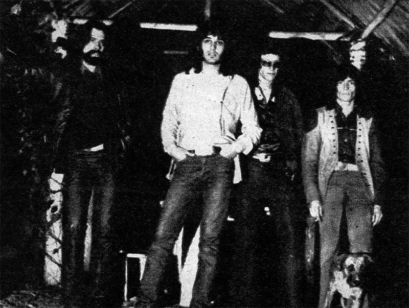 Se separa Vox Dei: tantos años de gloria - Este grupo legendario deja definitivamente los escenarios. Durante más de diez años recorrieron todo el país y fueron uno de los poderosos pilares de la música contemporánea. Su momento más alto y su obra más conocida —"La Biblia”— sirvió para consolidar todo un movimiento que, inclusive, le debe buena parte de su existencia. El final llegó por decisión propia, ya que aún siguen trabajando y podrían hacerlo por mucho tiempo más. Pero muchos de quienes hoy los siguen escuchando, quizás, no conozcan sus orígenes. Por eso, y para evitar la sensiblería de una despedida, preferimos contar su historia auxiliados por la propia memoria del grupo y por nuestro archivo fotográfico (que lo tiene todo). vox dei 7
