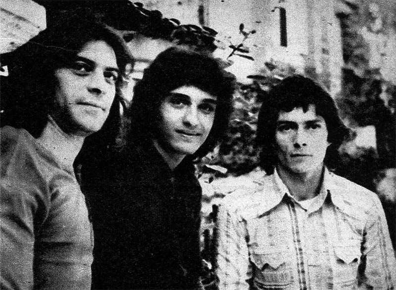 Se separa Vox Dei: tantos años de gloria - Este grupo legendario deja definitivamente los escenarios. Durante más de diez años recorrieron todo el país y fueron uno de los poderosos pilares de la música contemporánea. Su momento más alto y su obra más conocida —"La Biblia”— sirvió para consolidar todo un movimiento que, inclusive, le debe buena parte de su existencia. El final llegó por decisión propia, ya que aún siguen trabajando y podrían hacerlo por mucho tiempo más. Pero muchos de quienes hoy los siguen escuchando, quizás, no conozcan sus orígenes. Por eso, y para evitar la sensiblería de una despedida, preferimos contar su historia auxiliados por la propia memoria del grupo y por nuestro archivo fotográfico (que lo tiene todo). vox dei 8