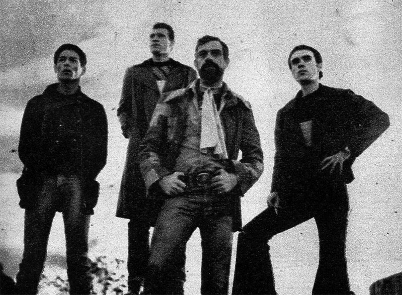 Se separa Vox Dei: tantos años de gloria - Este grupo legendario deja definitivamente los escenarios. Durante más de diez años recorrieron todo el país y fueron uno de los poderosos pilares de la música contemporánea. Su momento más alto y su obra más conocida —"La Biblia”— sirvió para consolidar todo un movimiento que, inclusive, le debe buena parte de su existencia. El final llegó por decisión propia, ya que aún siguen trabajando y podrían hacerlo por mucho tiempo más. Pero muchos de quienes hoy los siguen escuchando, quizás, no conozcan sus orígenes. Por eso, y para evitar la sensiblería de una despedida, preferimos contar su historia auxiliados por la propia memoria del grupo y por nuestro archivo fotográfico (que lo tiene todo). vox dei 9