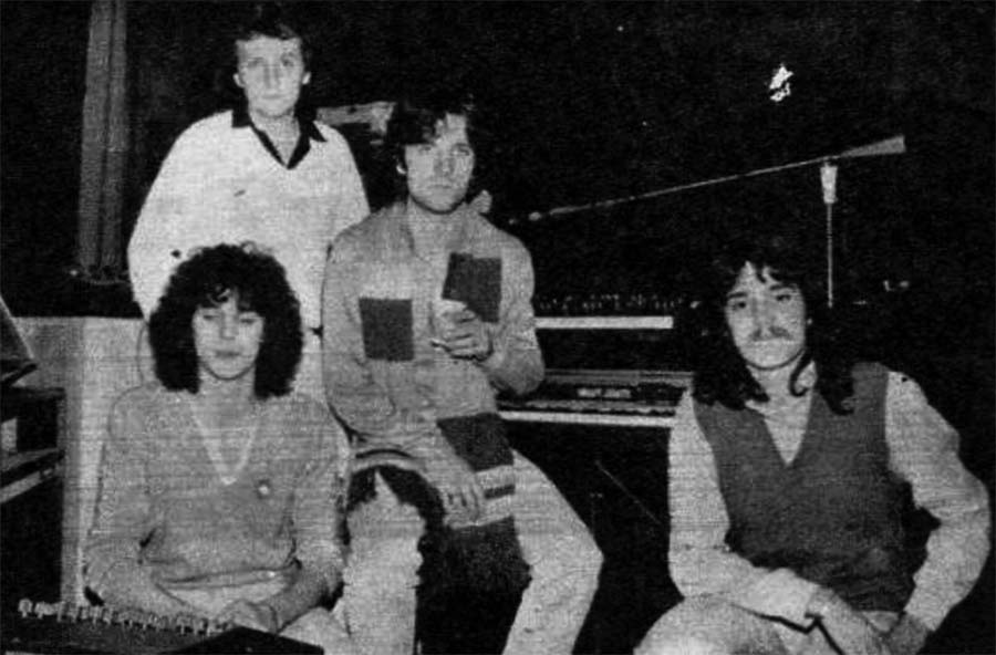 Agárrense que viene fuerte - En un pequeño local del barrio de Belgrano, Zas presentó oficialmente para público y amigos su álbum debut. ZAS