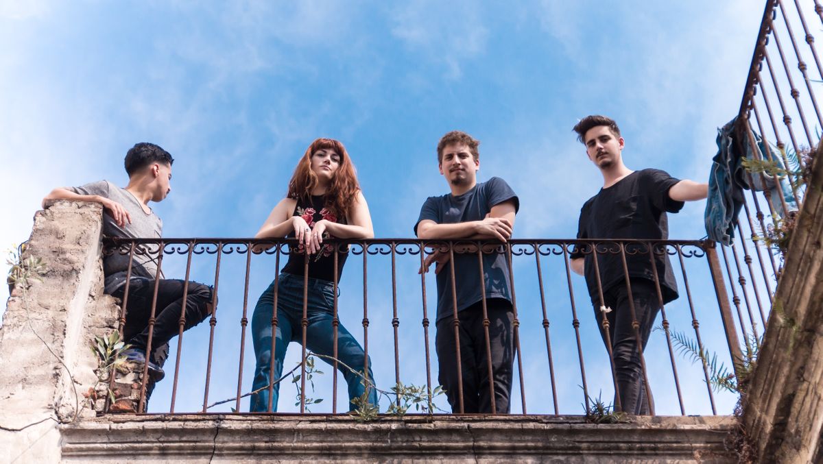 Sobreviento adelanta parte de su nuevo disco en El Emergente de Almagro - Después de celebrar sus primeros 5 años de recorrido musical y autogestión, Sobreviento se encuentra finalizando la grabación de su nuevo disco. Su gestación y producción tuvieron el apoyo de la Beca a la Creación del Fondo Nacional de las Artes (FNA) y el subsidio a la producción del Instituto Nacional de la Música (INAMU). Las nuevas composiciones buscan la expresividad de la canción, sin dejar de lado el afán por las formas novedosas en el sonido y la interpretación. La producción artística se encuentra a cargo de Juan Saraco (Duratierra). El proyecto musical actualmente lo conforman Flor Wosh en voz; Sebastián Verdún en bajo; Pablo Boyé en guitarra y Agustín Piva en batería; poniendo énfasis tanto en la canción, como en la búsqueda constante de nuevos sonidos y nuevas texturas. ¿En qué momento, a nivel banda y personal, se encuentra Sobreviento? Estamos en un momento que es muchos momentos a la vez. Se trata de una etapa de consolidar un poco lo que venimos trabajando hasta hoy. La propuesta estética de la banda, nuestro sonido en vivo, la organización que nos venimos dando y también de consolidación como grupo. A su vez, es un momento de transición hacia lo nuevo donde nos encontramos con una identidad que está mutando. Las nuevas canciones se diferencian muy marcadamente de nuestro primer disco y es un desafío porque hay que hacerse cargo. Lo que somos se transforma constantemente porque nosotros mismos cambiamos. Aprendemos cosas nuevas, conocemos gente nueva y los contextos cambian. El momento actual es de mucha incertidumbre y preocupación. Estamos viviendo una coyuntura bastante oscura y un panorama que se avizora aún peor. Ante eso tenemos que ser creativos, mantenernos activos, organizados y seguir apostando a generar cosas nuevas desde lo colectivo. ¿Qué representa este último material que están preparando? Representa un quiebre, sin dudas. El proceso de este disco que estamos terminando de grabar, y que verá la luz el año que viene, tiene cerca de un año y medio de trabajo. Implicó repensar de raíz cómo laburar las composiciones, cómo entendernos en relación con las canciones y con lo que buscamos transmitir. Un punto clave es pensar la canción desde su lugar emotivo. También asumir que el momento que estamos viviendo precisa de mayor claridad. Se dio una búsqueda muy precisa respecto de cómo encarar las letras que implicó un trabajo poético, narrativo y de ir al hueso. Interpelar, esa es otra palabra clave. Entender que hay un vínculo inescindible entre la música y el cuerpo. Y todo este laburo desde el momento cero lo llevamos adelante con Juan Saraco, que es también el productor artístico del disco. ¿Cómo se dio el apoyo de la Beca a la Creación del FNA y el subsidio a la producción del INAMU? Simplemente presentamos los proyectos en los organismos y en ambos casos fueron aprobados. Resultó importantísimo para nosotros porque producir un disco implica muchísimo trabajo, tiempo y dinero. Entonces, contar con un apoyo económico siempre es un factor positivo. Además, nos parece fundamental destacar la importancia de que existan instituciones como estas. El acceso a la cultura y a la producción cultural es un derecho que el Estado debe garantizar. Sobre todo en aquellos rubros o espacios a los que el mercado ni siquiera mira de reojo. Sino sólo aquellos que tienen las condiciones materiales salen adelante. También es importante hacer hincapié en la defensa de esos espacios ante las políticas económicas regresivas como las que nos toca vivir hace tres años. ¿Cómo planean desarrollar la fecha en El Emergente? Queremos que sea una celebración. Fue y es un año muy intenso y duro en muchos niveles. Claramente no sólo para nosotros. Así y todo, creemos que sobran los motivos para seguir encontrándonos y celebrando con alegría. En nuestro caso, la mejor forma de hacerlo es compartiendo música, y sobre todo, la que estamos trabajando en este último tiempo. Desde ya que adelantaremos varias de las canciones nuevas y habrá músicos amigos invitados a compartir escenario. La idea es que sea un show cargado de mucha energía e intensidad. Siempre que cerramos el año en El Emergente apostamos a una propuesta fuerte. No sólo desde el sonido, sino también desde lo visual. Y cada año sumamos algún condimento nuevo. Queremos que sea un espectáculo, en el sentido grande de la palabra. ¿Cómo describirían la propuesta en vivo? En los últimos años logramos consolidar una propuesta sólida y contundente, donde fluyen diferentes emociones. Se trata siempre de un show cargado de intensidad. Aspiramos a un vivo que interpele al oyente y, a partir de ahí, generar un diálogo. ¿Qué los diferencia o destaca de otras? Más que en diferenciarnos, en realidad siempre tratamos de usar como referencia inspiradora aquellas movidas que logran dejar algo más que canciones. Tratar de reconocer un estilo propio y explotarlo artísticamente a favor de las emociones que queremos transmitir. Con más o menos recursos, siempre el norte es tratar de que las canciones estén acompañadas de un clima sonoro y visual que las haga crecer. Pondremos todos los recursos que tenemos a nuestro alcance para hacer de la fecha del 30 de noviembre una nueva propuesta de encarar las canciones. ¿Cuáles son los pro y contras al momento de llevar adelante un material y organizarse con las giras desde la autogestión? La autogestión es la forma que encontramos, al mismo tiempo que es la forma que nos encontró a nosotros. Es decir, hoy en día es más una necesidad que una decisión. Se vuelve una decisión cuando se le da un contenido diferente que se aleja de las lógicas del mercado y de las antiguas nociones de “exitismo”. Que aspira a mayores niveles de horizontalidad y de solidaridad. Que genera lazos genuinos y duraderos, tanto entre músicos como con los públicos y gestores. Desde ya que las decisiones, en términos artísticos, son de mayor autonomía. Pero también es importante no confundir autogestión con precarización porque es en esos márgenes más amplios de libertad que te volvés gestor de tus propios proyectos. Y no sólo trabajar lo artístico, sino también lo logístico, lo comunicacional, la prensa y la producción. Hay un punto en el que, además, recae sobre el músico una multiplicidad de tareas que en realidad deberían ocupar otras personas. ¿Cómo seguirá la grilla de fechas para los próximos meses? La fecha del 30 de noviembre en El Emergente será la última del año y no tocaremos más hasta la presentación del disco en 2019. 01e76c52 4898 4896 b509 039a4ea2654a
