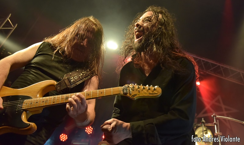 Ácido que fue, es y será argentino - Los ex integrantes de Hermética (menos uno que todos saben) se juntaron para celebrar los 26 años de un disco que marcó una época y a una banda inigualable. Desbordaron el Teatro de Flores donde demostraron que los clásicos no tienen fecha de vencimiento y las ausencias son ausencias no más. 078bde63 0404 474d 8339 4f06365706c8