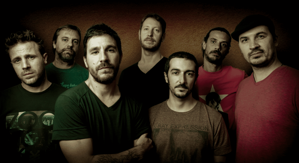 Ey Roble continúa desplegando su flamante disco - El septeto de Zona Oeste abrió el año con la presentación de "Un camino de roble", grabado en agosto de 2016 en los Estudios Romaphonic bajo la producción artística de Germán Wiedemer. "Un camino de roble" contiene doce canciones nuevas e inéditas, sobre las cuales la banda despliega su creatividad en las melodías y letras. Con tan solo tres años de vida, Ey Roble ya realizó exitosas presentaciones en Niceto Club, Samsung Studio, Teatro Caras y Caretas, Sala Siranush y Auditorio Oeste, entre otros.
Actualmente, se encuentra conformada por Max Etchebest en voz y guitarra española; Martín Pomares en guitarra eléctrica; Germán D'Antonio en guitarra eléctrica; Pablo Ielasi en bajo y coros; Nacho Pilnik en batería; Claudio Toscanini en guitarra acústica, cuatro, violín, acordéon y coros; y Rafael Ferrero en saxo y coros.
¿Cuáles fueron las raíces compositivas de este disco?
Max: Las composiciones que terminaron en el disco fueron parte de un recorrido por los últimos dos o tres años. Hablan mucho de lo que nos pasa con la música y entre nosotros al momento de compartirla. Por eso "Un camino del roble" termina siendo la síntesis de una etapa.
Si tuvieras que describir las situaciones buenas y malas que atravesaron durante ese camino, ¿cuáles mencionarías?
Max: Siempre hemos tratado de transitarlo desde la sinceridad y el bienestar. En general, las cosas que nos pasaron fueron buenas porque así lo quisimos. Entonces es como que empezamos a rodearnos de esa energía con la que nos sentimos cómodos.Si bien hay factores externos que influyen en los estados de ánimo de cada uno, tratamos de que Ey Roble sea un oasis y todo lo que podamos compartir dentro de él tenga que ver con el bienestar.
¿Qué buscaron lograr en cuanto a lo técnico?
Max: Tuvimos la posibilidad de grabar en un estudio como Romaphonic, donde nos sentimos como en casa. Conocemos a la gente que trabaja ahí y contratamos a Germán Wiedemer, que es un productor muy reconocido.Nos tomamos todo de una manera muy profesional y lo que buscamos en este material fue lograr un sonido que englobara todo un concepto. Desde la primera hasta la última canción se dicen cosas a cerca de aprendizajes, sensaciones y lo que nos pasa.
En mayo lo presentaron en Caras y Caretas. ¿Qué tal resultó esa experiencia?
Max: La verdad que estuvo buenísima porque hubo una energía muy linda. Creo que tiene que ver con el concepto de Ey Roble de ver toda la vorágine y sentarnos a escuchar la propuesta. Nos gusta que la gente pueda apreciar todo porque laburamos mucho detrás de los arreglos, de las canciones, del sonido y las visuales.Nosotros ya habíamos tenido una experiencia el año pasado en Caras y Caretas y, después de recorrer diferentes escenarios, al momento de presentar el disco se nos vino a la mente ese lugar porque era ideal para lo que queríamos hacer. Así que la experiencia resultó buenísima.
¿Sienten que han traspasado esa barrera con el público porteño?
Max: Sí, por ahí tiene que ver con el formato del show y desde qué lugar se consume la música. Quizás vamos a un teatro en Capital y llevamos más gente que si tocamos en el Oeste. Esto se da por el tipo de ámbito y el tipo de espectáculo, porque cuando tocás en un teatro el rango de público se amplía un montón. Sumado a la música que hacemos y dónde la ejecutamos, nos brinda otro panorama.
¿Qué considerás que destaca a la banda?
Max: Sucede algo muy particular en los shows y es que la gente se siente identificada desde lo profesional y lo musical. En el lapso de estos tres años cada vez que terminaba el espectáculo y alguien hacía una devolución, o te decía algo, se sorprendían por cómo sonaba y lo sólida que era. No me parece que sea algo excepcional de nosotros, pero desde ese lugar nos hacemos fuertes y a la gente le gusta.Nuestra propuesta va más allá de ir a ver una banda. Buscamos generar paisajes dentro de un show.
Han sacado un video del primer corte.
Max: Sí, en realidad hicimos unas visuales para los dos primeros cortes porque consideramos que la tendencia tiene que ver con que la gente hoy quiere poner play a la hora de ejecutar música y necesita ver videos. Entonces fue la manera de apoyar la plataforma en eso.
¿Cómo es laburar desde la autogestión?
Max: Cuesta más, pero nos sentimos cómodos. A mi parece que todos somos autogestión, lo que pasa que llega un momento en el que algunos deciden otro camino. Antes la música tenía uno o dos caminos y hoy hay un montón.Nosotros elegimos este porque me gusta producir y estar detrás de todos los detalles. No me estresa, sino que me divierte. Dentro de Ey Roble tenemos distintas áreas y la suerte de ser siete hace que podamos dividirnos. Así como también resulta complicado al momento de poner un horario para que podamos estar todos.De todas formas, creo que la autogestión en una banda es menos complicado que en el caso del solista y en lo que llevamos de vida estamos súper felices con lo que hemos logrado.
¿Cuál es la proyección para lo que resta del año?
Max: La idea es alternar los shows para que no todo se concentre en Capital. Hemos tenido alguna que otra experiencia de tocar en el interior de Buenos Aires y resultó muy interesante. Dentro de las posibilidades, queremos empezar a movernos un poquito y armar una agenda que nos lleve a recorrer todo el país. 096219b8 4cc7 4f4b 9497 ba20b91760a7