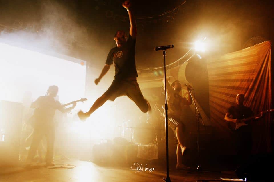 1 Segundo prepara la revancha en el Teatro de Flores - Gustavo: Nosotros cada vez que componemos nos proponemos hacer más rock, pero sale 1 Segundo es Demasiado. Como en este momento están escribiendo cuatro personas, cada una tiene sus formas y sus notas. Y yo por mi parte trato de adaptar mi voz a todas esas ideas que traen. 1 segudo es demasiado pau longo