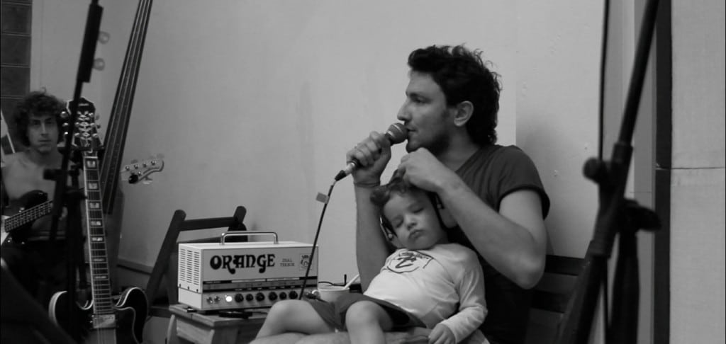 La peli de NTVG - "El verano siguiente" es un documental sobre la banda uruguaya, dirigido por Gabriel Nicoli. Un film emotivo que te permite viajar a través de las sensaciones, los afectos y las vivencias de cada integrantes a lo largo de un año de trabajo. Tiempo donde no solo grabaron su séptimo disco, "El calor del pleno invierno", sino que a su vez tuvieron que afrontar la triste pérdida de su tecladista y amigo, Marcel Curuchet. 1cc98378 96cb 4005 9d47 b0b03fdfc3d0