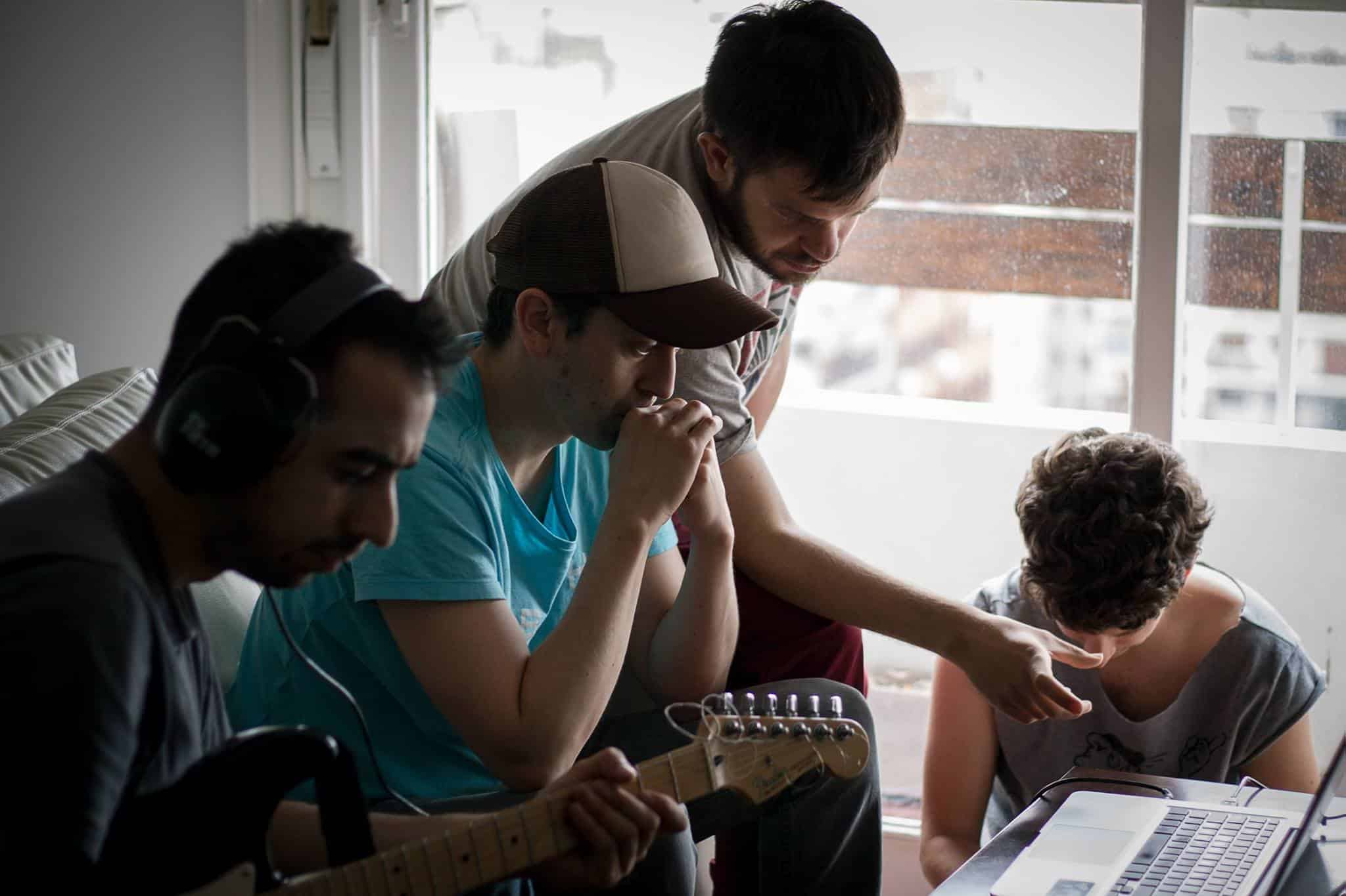 Cactus! Música continúa apostando a los artistas independientes - El sello fue fundado en 2015 por Matías Guevara y actualmente lo integra un colectivo de músicos, productores, ingenieros, periodistas y coaches emergentes. Cactus! Música nace y se plantea como un espacio de creación, encuentro, debate y aprendizaje entre artistas emergentes y músicos profesionales. El sello sigue tres ramas de la industria fonográ?ca: la producción musical, la distribución discográ?ca y/o el management de bandas, encargándose tanto de la creación de nuevos álbumes como de la producción de eventos musicales. Como equipo se adaptan a las necesidades de los artistas para emprender un trabajo personalizado y potenciar su talento. La propuesta va dirigirá principalmente a aquellos apasionados por la música que estén interesados en producir de forma profesional, consciente, amable y colaborativa. Abierto a todos los estilos, proyectos, edades y gustos musicales. ¿De dónde surge la idea Cactus! Música? Matías: Cactus! Música surgió con la necesidad de nuclear todos los proyectos de producción artística discográfica que llevé adelante durante el 2015. También como una plataforma de comunidad para los artistas que formasen parte de la misma. El nombre fue variando entre Cactus! Discos, Cactus! Productora y finalmente quedó Cactus! Música. Fue placentero dar el salto de ser una productora musical a un sello musical, ya que nos dio la oportunidad de formar una comunidad entre los músicos, artistas, productores, coaches, sellos amigos, ingenieros, agentes de prensa y productores audiovisuales, entre otros. ¿Cuál fue la necesidad predominante entre los músicos que recurrieron a ustedes? Matías: En un comienzo nosotros nos acercábamos a los músicos con la propuesta de producir material nuevo y esto, a su vez, generó la necesidad de que el mismo se mostrara en formato vivo. Por este motivo, empezamos a ofrecerles espacios para que pudieran hacerlo. Hoy en día se nos acercan propuestas variadas, tales como trabajo de management; de producción de shows; producción de discos; EP o singles; trabajos de comunicación en redes sociales; prensa y escenografía con coaching del personaje. ¿Qué género o estilo predomina? Matías: Predomina un indie rock pop, pero estamos abiertos a cualquier estilo musical que nos propongan. ¿Con qué dificultades se encontraron en el camino? Matías: Lo más difícil con lo que tuvimos que lidiar fue que los músicos y las personas que trabajan en el medio comprendieran cual era la función del sello y los servicios que ofrecíamos. ¿Qué destaca a esta propuesta de otras? Matías: Creemos en una propuesta integral de servicios que acompañe al artista emergente en todos los aspectos. A nuestro entender forman parte de la identidad conceptual de un artista musical. Por otro lado, creemos en el concepto de "comunidad" y una de las cosas que nos destaca es generar colectivos musicales. Involucramos a distintos músicos; productores e ingenieros del sello y del ambiente para versionar una canción propuesta y financiada por nosotros. También organizamos shows específicos del sello, a los que solemos llamar Noche Cactus! o Ciclo Cactus!, donde se presentan bandas y solistas que son parte de la comunidad. ¿Cuáles son los requisitos para contratar los servicios? Matías: El único requisito es ser apasionado en lo que hacen y creer en su proyecto. El resto, siempre es conversable. ¿Qué opinión te merece la edición de los discos en formato físico en la actualidad? Matías: A diferencia de hace unos años, donde el disco era el cierre de una producción y el comienzo de la difusión de la música, en la actualidad el objetivo del disco cambió. Al haber tanta variedad de plataformas virtuales, musicales y de video; pasó a ser una opción más de los artistas. ¿Cómo ves el panorama de la movida independiente? Matías: Increíble. Nosotros disfrutamos mucho de esta escena actual emergente e independiente donde, tomando palabras de Frank Berlín (artista del sello), el mensaje es más importante que el mensajero. El trabajo en conjunto que podemos realizar da sus frutos y genera una dinámica de retro-alimentación. El hacer constante y consciente se ve reflejado en todo esto. ¿Cuáles son las proyecciones para lo que resta del año? Matías: Este año tenemos hermosos desafíos que llevar a cabo, como lo pueden ser una gira por el país y Latinoamérica; el cierre de varias producciones discográficas y el comienzo de otras; y una agenda más amplia de shows en C.A.B.A. Nos motiva mucho todo lo que se viene y queremos seguir adelante con el hacer. 23728d92 a2dc 4a16 9469 9aa85daae85b