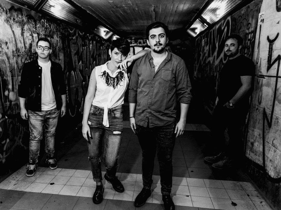 Bluesmog! presenta "Somos tus animales" - El nuevo disco de Bluesmog cuenta con diez temas propios que despliegan bases potentes, combinadas con una amplia paleta de sonidos derivados tanto de su influencia pop rock, como del post punk que marca la identidad compositora que adoptan. A su vez, las melodías de las voces y las letras de las canciones sientan su clara posición en contra de los pre-conceptos establecidos. 26dc6e58 efed 4d76 b6ea 34fcbfd6dfa7