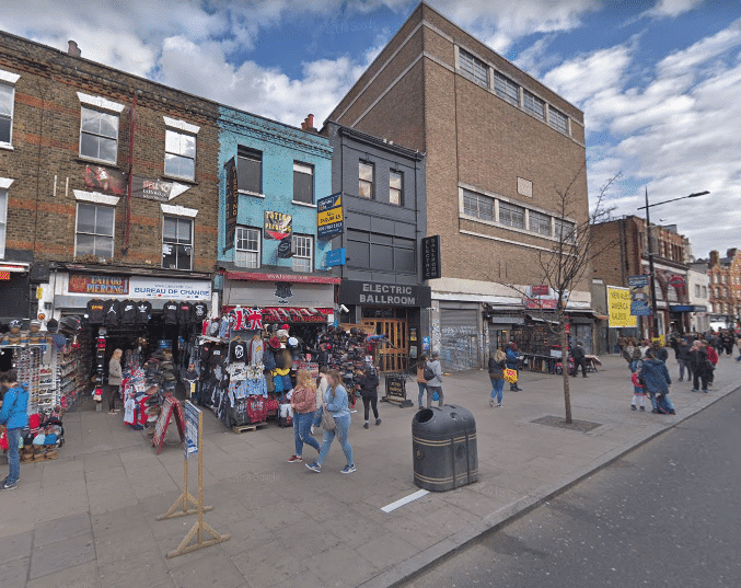Rock is here #14: The Electric Ballroom - Si vas caminando por la Camden High Street, la calle principal de Camden Town, quizás pases por la puerta y no te llame demasiado la atención. Pasa desapercibido en medio de tanto comercio, pero en el número 184 está el Electric Ballroom, una venue donde, por ejemplo, Paul McCartney grabó un concierto secreto, sin anunciarlo, que fue incluido luego en la edición deluxe de su álbum “Memory almost full”. 29d8d2ed 4614 4a46 8adb 4947be5912ec
