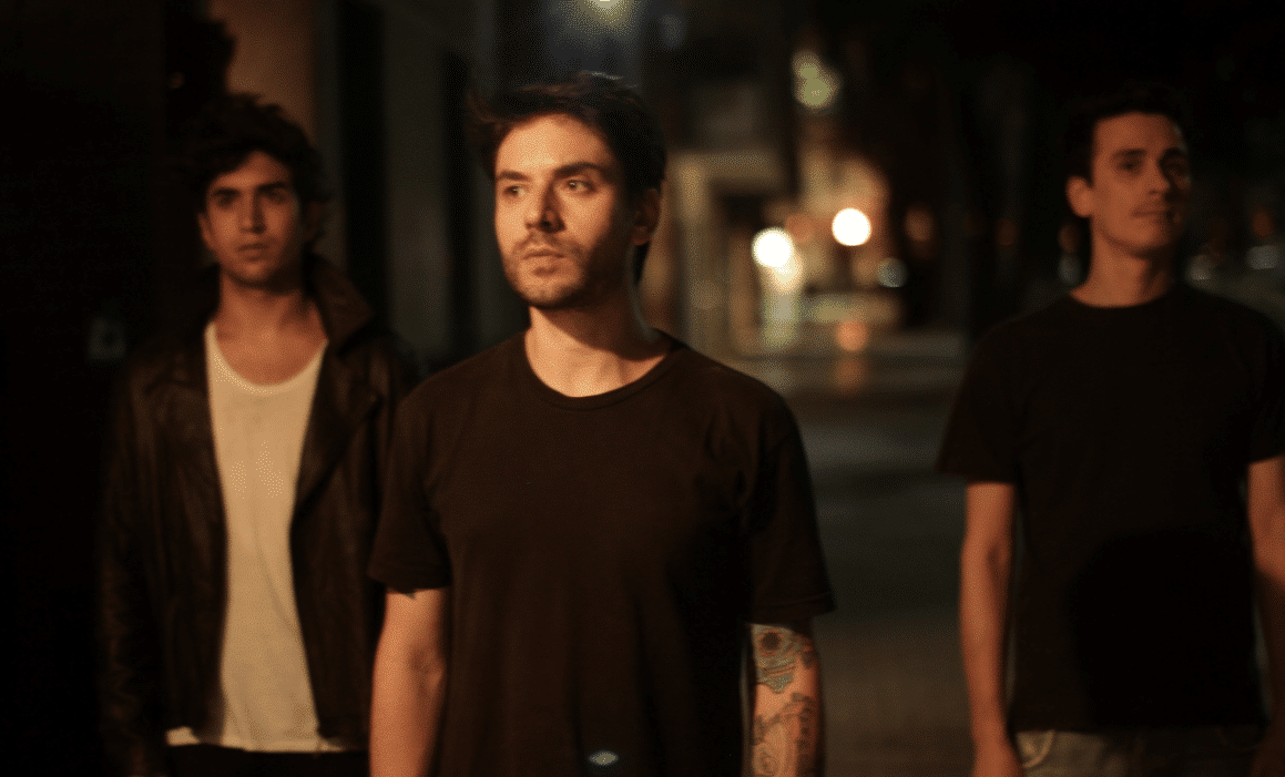 Gusanos de Marte: rock sin etiquetas - Mientras se preparan para el lanzamiento de su nuevo material, el power trío repasa sus inicios y adelanta algunos detalles de lo que será su presentación en The Roxy el 14 de septiembre. Gusanos de Marte se forma en Buenos Aires a mediados de 2016. Tras la desvinculación de un proyecto anterior de Demian Carbono y Rodrigo Ojeda, vuelven a reunirse a principios de ese año y en mayo conformaron una nueva banda junto a Manu Lee. De esa manera nace Gusanos de Marte. Poco tiempo después, realizan su primera presentación en Salón Pueyrredón y, a partir de ese momento, empiezan a tocar ininterrumpidamente por los diferentes escenarios.
En marzo del 2017 terminan de grabar su primer registro discográfico, que consta de un demo de cuatro canciones titulado "SOMA". Al mes siguiente estrenan el primer video oficial de la banda, correspondiente a la canción "Primitivos".
Actualmente el trío se encuentra en la pre producción de un nuevo material y terminando la edición y mezcla de dos nuevos singles que serán presentados a la brevedad.
El estilo de la banda involucra variadas influencias que convergen en un sonido que no busca etiquetarse. A su vez, las canciones reflejan una perspectiva social, sentimental y de experiencias de la vida cotidiana que busca transmitir un mensaje positivo. ¿Qué nos pueden adelantar de este material próximo a lanzarse?
Demian: Lo único que te podemos adelantar es que se viene súper poderoso. Todavía falta bastante para que salga a la luz, pero el tiempo que nos estamos tomando para cada detalle realmente se va a notar mucho. Todavía queda trabajo por delante y lo más probable es que lo estemos presentando durante el año entrante. En el medio habrá un par de novedades prontas a salir.
¿Qué diferencias existen, si es que las hay, con el anterior?
Demian: La mayor diferencia, y la más notable, es la evolución de la banda a nivel compositivo por el tiempo que venimos laburando juntos. Si bien hay una línea dentro del estilo de música que hacemos, es un trabajo más maduro en todo sentido. También al haber más cantidad de canciones, la dinámica a la hora de escuchar el disco es mucho más amplia.
¿Dónde lo grabaron y con quién?
Demian: Eso todavía está por definirse, aunque la mayor parte del trabajo la vamos a realizar de forma independiente. Hoy es mucho más fácil conseguir un material de calidad sin tener que hacer todo en un estudio con lo que implica de tiempo y el dinero. Va a ser una mezcla entre un laburo por cuenta propia y un estudio posta. Estamos seguros que el resultado será el esperado.
¿Cómo planean desarrollar la fecha en The Roxy?
Demian: La idea es pasarla súper bien y disfrutarlo. Lo demás es todo sorpresa, van a tener que venir a vernos para saberlo.Va a estar buenísimo, estamos trabajando un montón para que el público la pase joya. Literalmente va a ser un fiestón.
¿Cómo es el vivo de Gusanos de Marte?
Demian: El vivo es súper poderoso. Si bien hay temas más tranquilos que otros, la idea general es que todo se mantenga bien arriba y que quedes como Milhouse cuando jugaba "Apocalipsis". El que vio los Simpsons lo va a entender. Para esta fecha también trabajamos otros aspectos aparte de lo musical, eso también la va a distinguir de otras presentaciones anteriores.
¿Cuáles son los pro y contras de ser un trío al momento de llevar adelante un material, organizarse con las giras y auto-gestionarlas?
Demian: Los únicos contras son cuando maquetamos con dos guitarras porque hay arreglos que se tienen que adaptar al trío. Y, por otro lado, que los gastos se dividen entre menos gente. Pero la verdad que estamos súper cómodos, es más fácil organizarnos y el sonido que se logra es bastante más crudo. Aparte ya nos conocemos, somos familia.
¿Cómo seguirá la grilla de fechas para los próximos meses?
Demian: Para los próximos meses estamos más abocados a terminar el nuevo material. En noviembre tocamos en Capital, invitados por Shaggis que es una banda amiga. Y hay una fecha para San Rafael, Mendoza, en verano. Seguramente sumemos una despedida de año también. La idea es arrancar el 2019 presentando el nuevo disco. 30f0e804 87f4 4afa a85a 57112e01893e