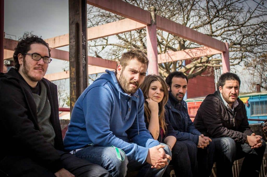 Quiénes son: Quiero Vale 3 - Quiero Vale 3 cuenta historias en formato de canción donde predominan las frases punzantes que buscan hacer pensar o dejar un mensaje. “Hoy estamos tocando el disco a pleno –cuenta Federico Vitale, voz y letrista de este proyecto-. Es una colección de pequeñas historias de la vida cotidiana. Esa vida que extraña y que se enoja, y al mismo tiempo sonríe y mira para adelante. Como las historias, la música que las acompañan es bastante heterogénea. Cada canción tuvo su propio rumbo y su tiempo de maduración. Con el rock como base, pasamos por diferentes estilos como por ejemplo el candombe”. 405f3c98 a8e0 4339 af56 b01ba8091082