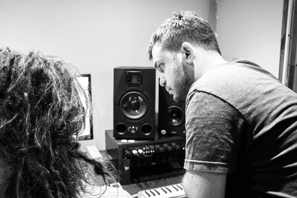 Cactus! Música continúa apostando a los artistas independientes - El sello fue fundado en 2015 por Matías Guevara y actualmente lo integra un colectivo de músicos, productores, ingenieros, periodistas y coaches emergentes. Cactus! Música nace y se plantea como un espacio de creación, encuentro, debate y aprendizaje entre artistas emergentes y músicos profesionales. El sello sigue tres ramas de la industria fonográ?ca: la producción musical, la distribución discográ?ca y/o el management de bandas, encargándose tanto de la creación de nuevos álbumes como de la producción de eventos musicales. Como equipo se adaptan a las necesidades de los artistas para emprender un trabajo personalizado y potenciar su talento. La propuesta va dirigirá principalmente a aquellos apasionados por la música que estén interesados en producir de forma profesional, consciente, amable y colaborativa. Abierto a todos los estilos, proyectos, edades y gustos musicales. ¿De dónde surge la idea Cactus! Música? Matías: Cactus! Música surgió con la necesidad de nuclear todos los proyectos de producción artística discográfica que llevé adelante durante el 2015. También como una plataforma de comunidad para los artistas que formasen parte de la misma. El nombre fue variando entre Cactus! Discos, Cactus! Productora y finalmente quedó Cactus! Música. Fue placentero dar el salto de ser una productora musical a un sello musical, ya que nos dio la oportunidad de formar una comunidad entre los músicos, artistas, productores, coaches, sellos amigos, ingenieros, agentes de prensa y productores audiovisuales, entre otros. ¿Cuál fue la necesidad predominante entre los músicos que recurrieron a ustedes? Matías: En un comienzo nosotros nos acercábamos a los músicos con la propuesta de producir material nuevo y esto, a su vez, generó la necesidad de que el mismo se mostrara en formato vivo. Por este motivo, empezamos a ofrecerles espacios para que pudieran hacerlo. Hoy en día se nos acercan propuestas variadas, tales como trabajo de management; de producción de shows; producción de discos; EP o singles; trabajos de comunicación en redes sociales; prensa y escenografía con coaching del personaje. ¿Qué género o estilo predomina? Matías: Predomina un indie rock pop, pero estamos abiertos a cualquier estilo musical que nos propongan. ¿Con qué dificultades se encontraron en el camino? Matías: Lo más difícil con lo que tuvimos que lidiar fue que los músicos y las personas que trabajan en el medio comprendieran cual era la función del sello y los servicios que ofrecíamos. ¿Qué destaca a esta propuesta de otras? Matías: Creemos en una propuesta integral de servicios que acompañe al artista emergente en todos los aspectos. A nuestro entender forman parte de la identidad conceptual de un artista musical. Por otro lado, creemos en el concepto de "comunidad" y una de las cosas que nos destaca es generar colectivos musicales. Involucramos a distintos músicos; productores e ingenieros del sello y del ambiente para versionar una canción propuesta y financiada por nosotros. También organizamos shows específicos del sello, a los que solemos llamar Noche Cactus! o Ciclo Cactus!, donde se presentan bandas y solistas que son parte de la comunidad. ¿Cuáles son los requisitos para contratar los servicios? Matías: El único requisito es ser apasionado en lo que hacen y creer en su proyecto. El resto, siempre es conversable. ¿Qué opinión te merece la edición de los discos en formato físico en la actualidad? Matías: A diferencia de hace unos años, donde el disco era el cierre de una producción y el comienzo de la difusión de la música, en la actualidad el objetivo del disco cambió. Al haber tanta variedad de plataformas virtuales, musicales y de video; pasó a ser una opción más de los artistas. ¿Cómo ves el panorama de la movida independiente? Matías: Increíble. Nosotros disfrutamos mucho de esta escena actual emergente e independiente donde, tomando palabras de Frank Berlín (artista del sello), el mensaje es más importante que el mensajero. El trabajo en conjunto que podemos realizar da sus frutos y genera una dinámica de retro-alimentación. El hacer constante y consciente se ve reflejado en todo esto. ¿Cuáles son las proyecciones para lo que resta del año? Matías: Este año tenemos hermosos desafíos que llevar a cabo, como lo pueden ser una gira por el país y Latinoamérica; el cierre de varias producciones discográficas y el comienzo de otras; y una agenda más amplia de shows en C.A.B.A. Nos motiva mucho todo lo que se viene y queremos seguir adelante con el hacer. 449e2211 9bb5 4958 936b 6b406998e5e6