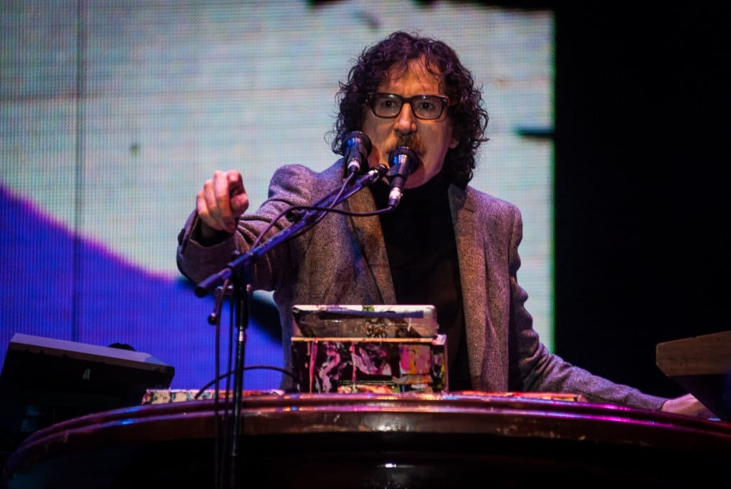 Cosquín Rock 2014, Día 1 - La expectativa por ver a Charly García siempre es alta. El legendario cantante inició un set que parecía ser arrollador pero que luego se fue dilatando con el correr de la noche. García no dio su mejor show en Cosquín, y sin embargo no deja de ser una de esas presentaciones que hasta la próxima edición serán recordadas por algunos momentos que sí fueron de altura como "Cerca de la revolución", "Rock and roll yo", "Nos siguen pegando abajo", "Demoliendo hoteles", "Pasajera en trance", "Desarma y sangra", "El amor espera". Charly en Cosquín. Foto: Catriel Remedi