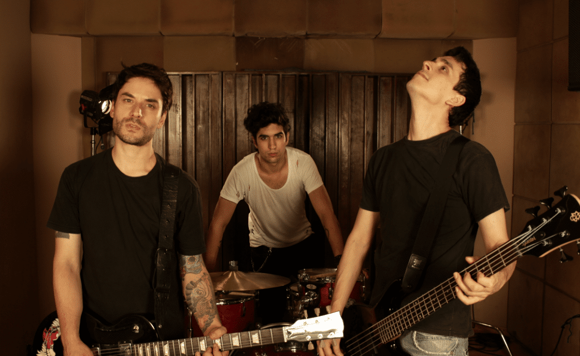 Gusanos de Marte: rock sin etiquetas - Mientras se preparan para el lanzamiento de su nuevo material, el power trío repasa sus inicios y adelanta algunos detalles de lo que será su presentación en The Roxy el 14 de septiembre. Gusanos de Marte se forma en Buenos Aires a mediados de 2016. Tras la desvinculación de un proyecto anterior de Demian Carbono y Rodrigo Ojeda, vuelven a reunirse a principios de ese año y en mayo conformaron una nueva banda junto a Manu Lee. De esa manera nace Gusanos de Marte. Poco tiempo después, realizan su primera presentación en Salón Pueyrredón y, a partir de ese momento, empiezan a tocar ininterrumpidamente por los diferentes escenarios.
En marzo del 2017 terminan de grabar su primer registro discográfico, que consta de un demo de cuatro canciones titulado "SOMA". Al mes siguiente estrenan el primer video oficial de la banda, correspondiente a la canción "Primitivos".
Actualmente el trío se encuentra en la pre producción de un nuevo material y terminando la edición y mezcla de dos nuevos singles que serán presentados a la brevedad.
El estilo de la banda involucra variadas influencias que convergen en un sonido que no busca etiquetarse. A su vez, las canciones reflejan una perspectiva social, sentimental y de experiencias de la vida cotidiana que busca transmitir un mensaje positivo. ¿Qué nos pueden adelantar de este material próximo a lanzarse?
Demian: Lo único que te podemos adelantar es que se viene súper poderoso. Todavía falta bastante para que salga a la luz, pero el tiempo que nos estamos tomando para cada detalle realmente se va a notar mucho. Todavía queda trabajo por delante y lo más probable es que lo estemos presentando durante el año entrante. En el medio habrá un par de novedades prontas a salir.
¿Qué diferencias existen, si es que las hay, con el anterior?
Demian: La mayor diferencia, y la más notable, es la evolución de la banda a nivel compositivo por el tiempo que venimos laburando juntos. Si bien hay una línea dentro del estilo de música que hacemos, es un trabajo más maduro en todo sentido. También al haber más cantidad de canciones, la dinámica a la hora de escuchar el disco es mucho más amplia.
¿Dónde lo grabaron y con quién?
Demian: Eso todavía está por definirse, aunque la mayor parte del trabajo la vamos a realizar de forma independiente. Hoy es mucho más fácil conseguir un material de calidad sin tener que hacer todo en un estudio con lo que implica de tiempo y el dinero. Va a ser una mezcla entre un laburo por cuenta propia y un estudio posta. Estamos seguros que el resultado será el esperado.
¿Cómo planean desarrollar la fecha en The Roxy?
Demian: La idea es pasarla súper bien y disfrutarlo. Lo demás es todo sorpresa, van a tener que venir a vernos para saberlo.Va a estar buenísimo, estamos trabajando un montón para que el público la pase joya. Literalmente va a ser un fiestón.
¿Cómo es el vivo de Gusanos de Marte?
Demian: El vivo es súper poderoso. Si bien hay temas más tranquilos que otros, la idea general es que todo se mantenga bien arriba y que quedes como Milhouse cuando jugaba "Apocalipsis". El que vio los Simpsons lo va a entender. Para esta fecha también trabajamos otros aspectos aparte de lo musical, eso también la va a distinguir de otras presentaciones anteriores.
¿Cuáles son los pro y contras de ser un trío al momento de llevar adelante un material, organizarse con las giras y auto-gestionarlas?
Demian: Los únicos contras son cuando maquetamos con dos guitarras porque hay arreglos que se tienen que adaptar al trío. Y, por otro lado, que los gastos se dividen entre menos gente. Pero la verdad que estamos súper cómodos, es más fácil organizarnos y el sonido que se logra es bastante más crudo. Aparte ya nos conocemos, somos familia.
¿Cómo seguirá la grilla de fechas para los próximos meses?
Demian: Para los próximos meses estamos más abocados a terminar el nuevo material. En noviembre tocamos en Capital, invitados por Shaggis que es una banda amiga. Y hay una fecha para San Rafael, Mendoza, en verano. Seguramente sumemos una despedida de año también. La idea es arrancar el 2019 presentando el nuevo disco. 54c384c9 8878 4d53 8c06 7c1629517b0e
