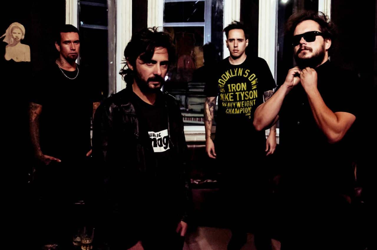 Nocturama presenta la trilogía #Fetiche - La banda oriunda de Avellaneda Nocturama se define como una formación de rock clásica cuyos estilos diversos hacen de su propuesta algo versátil para cualquier escena. Durante el proceso de producción del material, eligen grabar las baterías en el estudio de Carajo con la asistencia del propio Andrés Vilanova como drum doctor, mientras que el resto de los instrumentos y mezcla la concretan en el estudio CIII, propiedad de la banda. En 2015 publican Fetiche#1/introducción, el primer estadio de la trilogía editada en formato cassette. Luego les siguen Fetiche#2/conflicto y Fetiche#3/finitud. Nocturama es Maximiliano Bianchet, en voz y guitarra; Leonardo Durán, en bajo; Damián Fiori, en batería; y Sebastián Traverso en guitarra y coros. ¿Cuándo y bajo qué circunstancias se formó la banda? Nocturama se formó hace aproximadamente ocho años, como un proyecto circunstancial y efímero, en la ciudad de Avellaneda. Evidentemente el desarrollo de la banda hizo que no fuera ni circunstancial, ni efímero. Fueron una serie de encuentros nocturnos que desembocaron en una primer reunión donde compartimos demos e ideas. Más que nada para ver dónde estábamos parados. Coincidimos en cosas importantes y luego decidimos avanzar como Nocturama. ¿Qué mensaje buscaron reflejar en las composiciones? Algo así como buscar en lo oculto lo que realmente sentimos. Eso que está velado en lo cotidiano, en un intento de desenmascararlo. El mensaje y el sentido en realidad no existen como tal en nuestro ideal compositivo. No como categorías estancas, sino que se funden en un todo. Un cúmulo deforme de sentido. En ocasiones logramos llegar a esas canciones en esos profundos momentos de inspiración que nos dan las horas oscuras. ¿Por qué decidieron presentar #Fetiche como trilogía en un formato físico como el cassette? Editamos "#Fetiches" en tres partes para organizar el caos y no caer en el imposible de hacer 15 temas de un tirón. En la etapa que estamos, con las horas que podemos dedicar a la grabación y los shows en vivo, nos pareció la mejor manera de hacerlo. Cinco temas, aprendés. Otros cinco, aprendés más. En la última tanda ya te recibiste de editor de tu propio cassette. Sos tu jefe, tu secretaria y tu amante. Entonces hay que afianzarse en cada paso del proceso para no frustrarse ni caer. ¿Cómo se dio la posibilidad de grabar en el estudio de CARAJO con Andrés Vilanova como Drum Dr? Fue gracias al contacto de un amigo, Pato Reynoso. Resultó una experiencia muy enriquecedora. Grabamos las batas de once temas en una jornada, experimentando matices y siempre bajo la generosa mano del staff del estudio. Vilanova puso todos sus juguetes a nuestra disposición y fueron aprovechados exhaustivamente por Damio que se había preparado muchísimo para ese día. Él y Leo metieron una cantidad increíble de ensayos que rindieron sus frutos. ¿Cómo es el vivo de Nocturama? El vivo de Nocturama es intenso, potente y volador también. Tema a tema la banda se sumerge en el sentido de cada canción porque cada una tiene algo diferente que decir. Sonamos fuerte en general. Se sube y se baja; y cada músico aporta sus conflictos en función de la canción. Creo que se generan tensiones propias del vértigo del presente puro que es el vivo. Lo que surge en el escenario es eso efímero e irrepetible y consideramos que hay que aceptarlo y abrazarlo. Personalmente, el vivo es esa sensación ambigua de dejarte llevar y, a la vez, tomar las riendas del momento. Liberarse y atarse al plan; lo indómito y el control. Es un juego pendular y paradójico. Parece divertido pero a veces es una tortura que no quieremos abandonar nunca. ¿Cómo definirían a su público? Jamás de los jamases definiríamos a nuestro público. Disculpas, pero pasamos. ¿Qué nos pueden contar del último material? El último material es el que está por salir, más allá de #fetiches. Son un grupo de 6 o 7 temas nuevos y algunos previos a #fetiches. Si le buscamos algún punto en común podríamos decir que son más directos y se siente más el vivo de la banda que los temas de la etapa anterior. Están más precisos y enfocados en la idea núcleo de cada uno. ¿Cómo sigue la grilla de fechas para lo que resta del año? Tenemos un show el 19 de julio en Salón Pueyrredón. Después el 7 de septiembre en Makena y Acoustrips en bar Mutar y Nivangio en agosto y octubre, respectivamente. 59918234 58e4 48ca 9c74 685790a98a30