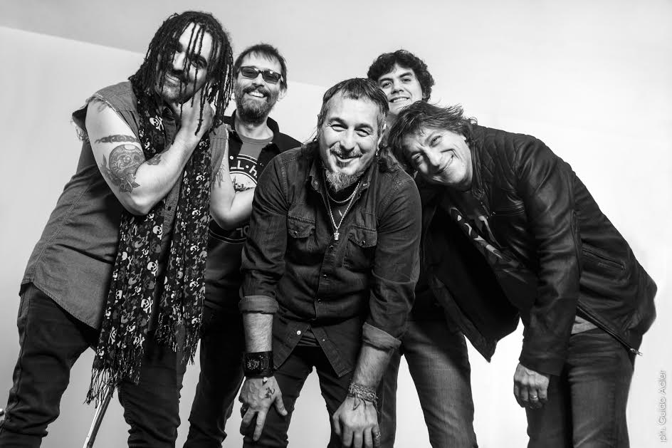El "descarte" de Kapanga - Maffia: El punto es reinventarse y "Motormúsica" demuestra eso. Que incorporamos nuevos estilos en diferentes temas. Tuvimos esas oportunidades en este disco y también es un material de transición. Es explotar la independencia y esta etapa nos permitió liberar todo el potencial Kapanga. 5d561ee5 843a 453e aee6 2ce546dc6396
