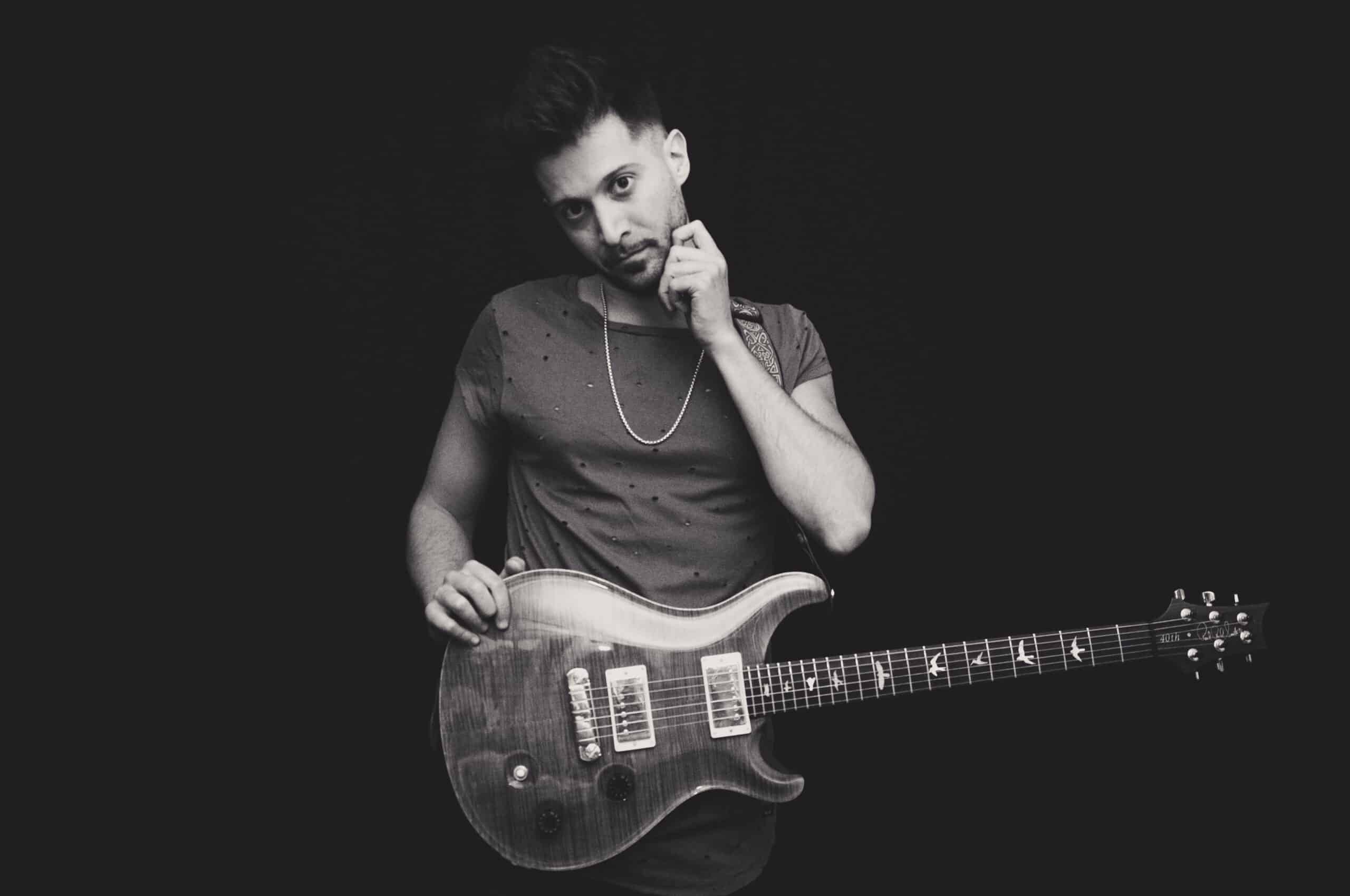 Pablo Caputto vuelve al ruedo con "33" - El artista, que tiempo atrás se identificaba como Jhanniel, se prepara la salida de su nuevo material adelantando tres singles. "33" corresponde a su tercer material de estudio, el sucesor de "Despierto" (2013) con el que logró el primer puesto en el concurso de música online más grande del mundo Global Rockstar y le permitió viajar por distintas partes. Este último álbum fue producido por Santiago Besasso y grabado en ION y Avesexua por Guillermo Mandrafina. A su vez, la mezcla y mastering fueron realizados en Villa Sound (Canadá) en el estudio de Tim Thorney, productor de Alanis Morissette. Entre los invitados participaron Mariano Domínguez (Andrés Calamaro, IKV), Maxi Cataldi (Mompox) y Yago Escriva (Ainda Duo). Los dos primeros singles. "Aire" y "Sombras" ya se encuentran disponibles en todas las plataformas virtuales. Este mes saldrá el tercero, "Puertas", y, finalmente, en agosto podrá apreciarse de lleno. ¿Por qué el cambio de Jhanniel a Pablo C? En el medio de muchos cambios en mi vida tuve la necesidad de volver a utilizar mis nombres reales y asumirme de esa forma. El nombre artístico medio que me escudaba en un personaje armado. Siento que de esta manera estoy honrando mi historia y quien soy. Además me había cansado de tener que utilizar dos nombres. Es mucho más simple ahora. ¿Cuál es el concepto de estos singles que adelantan "33"? Bueno, el disco nuevo es bastante más oscuro que el anterior "Despierto" y mucho más emocional y terrenal. También urde bastante en lo psicológico. No son letras fáciles de digerir. "Aire", que es el primer single y quizás uno de los temas más accesibles, aunque tiene un dejo intenso de melancolía. Habla de que la vida es cíclica y "siempre es igual". También lo intento exponer desde un lugar consciente y observador. "Sombras", que es el segundo single, arranca diciendo "Busca el sentido entre tus sombras, sin negar nada de lo que ves, permite ver la cara oculta". Y habla de eso: de mirar hacia adentro y reconocer que hay partes que dejamos abandonadas por miedo. A su vez, propone aceptarlas e integrarlas. Como dice la frase de Jung: “lo que niegas te somete, lo que aceptas te transforma”. ¿Por qué la elección de ION y el productor que te acompañó? Ion es el estudio donde grabamos las baterías en el disco anterior y quedamos muy conformes, por eso estoy repitiendo la misma fórmula. En verdad grabamos las batas y violas ahí y el resto en Avesexua y en mi casa. Tal como en "Despierto", este nuevo álbum se mezcló y masterizó en Canadá, en Villa Sound de la mano de Adam Fair y Tim Thorney. En cuanto a la producción, trabajé con Santiago Besasso. La idea era rumbear para otro lado con la propuesta musical y marcar una diferencia con mi anterior material. En este caso tuve el plus de que Santi era amigo mío y sabía que podía ayudarme en ese propósito. Participaron músico como Mariano Domínguez, Maxi Cataldi y Yago. ¿Cómo se dio la oportunidad? Mariano y Maxi ya habían participado anteriormente, así que fue la decisión de volver a llamarlos. A Yago lo conocí por Pablito Giménez, de El Zar, que me lo recomendó para el arreglo orquestal de "Aire". Lo lindo del arreglo es que se grabó con instrumentos reales y quedó buenísimo. ¿Cómo definirías a tu público? Realmente no sé. Recibo mensajes de gente muy diversa. Algunos del indie, otros del palo más rockero y otros que escuchan a Abel Pintos. Me gusta que sea así porque no me copa encasillarme. ¿Cómo es el vivo de Pablo C? Estamos ensayando y trabajando para un show en vivo con visuales y puesta en escena cada vez más copado. Soy bastante obse en cuanto al armado del evento y todo lo que conlleva. Creo que la banda se está afianzando cada vez más. El show es bastante arriba, pero también tiene momentos tranquilos donde bajamos. Trato de armar una lista equilibrada en ese sentido. Mi banda forma con Matías Ferreiros en bajo, Alejo Kauffman en teclados, Menech Marino en batería y Domer en guitarra. ¿Cuáles son los pro y contras de un solista al momento de llevar adelante un material, organizarse con las giras y auto-gestionarlas? No es sencillo, pero es posible si te sabés organizar. Yo en este momento hago todo a la vez. Es un inmenso laburo, pero estoy cerca de lograr lo que quiero: tener 3 discos y un EP; y armar un lindo show en vivo con una banda que se suene todo. La idea, después que salga el álbum, es salir a tocar por todos lados y difundir lo más que se pueda. ¿Cuándo estará disponible el material completo? El mes que viene va a salir un nuevo single: "Puertas" y en agosto finalmente saldrá todo el álbum que se denomina "33". 6baab91d 45c0 4741 9e28 4d35a7b56186 scaled