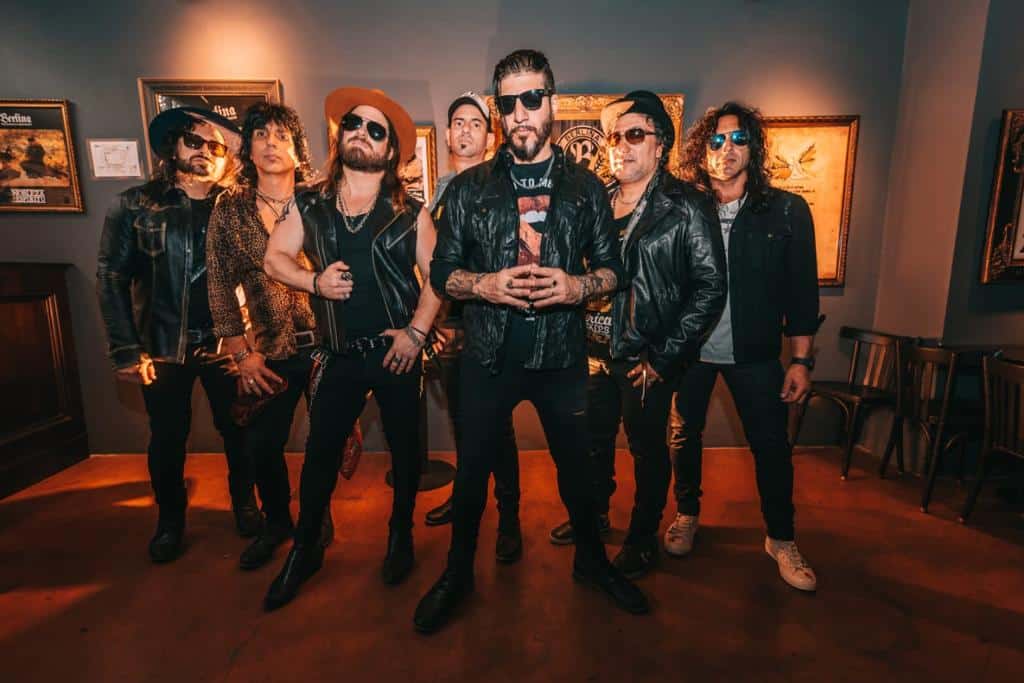Coverheads desemboca en Tattoo Show antes de su gira con Slash - Carucha: Estamos cambiando un poco la piel, como hacen todos los grupos. La banda hace bastante tiempo que está en la escena y empezó siendo una banda de versiones en español, mechando con alguna que otra internacional, pero ahora estamos incorporando nuevos sonidos. A su vez, queremos que sea rock bailable. Estamos trabajando mucho con los grupos nacionales, tocamos con Las Pastillas del Abuelo; hicimos gira con Kapanga y Airbag, entre otros. 6be826e5 bb2c 4aff b7ca 27b0a984b21b