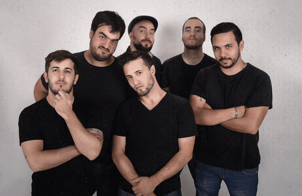 Kimé presenta "Fluir" en The Roxy - Juan: Como fue un disco hecho a pulmón y ultra independiente, cuando empezamos a cranear la idea nos preguntamos de dónde sacaríamos la plata para pagar los costos. Afortunadamente contamos amigos que tenían estudios propios y estaban muy bien equipados. Entonces se empezó a charlar el proyecto y resultó que en el Estudio Quid, a cargo de Fernando Pull, grabamos las batas y guitarras. Luego seguimos en el Estudio El Burrito, de Emiliano Loiacono y Sebastián Iama, que es otro amigo y fue el técnico de grabación de todo el material.Por último, grabaron los chicos que hoy están con nosotros, más otro baterista y otro bajista que tocó durante la primera fecha de Kimé. Éramos alrededor de quince personas y tratamos de incorporarlas a todas. 7754c40a 4135 421b b48e 851393629bac