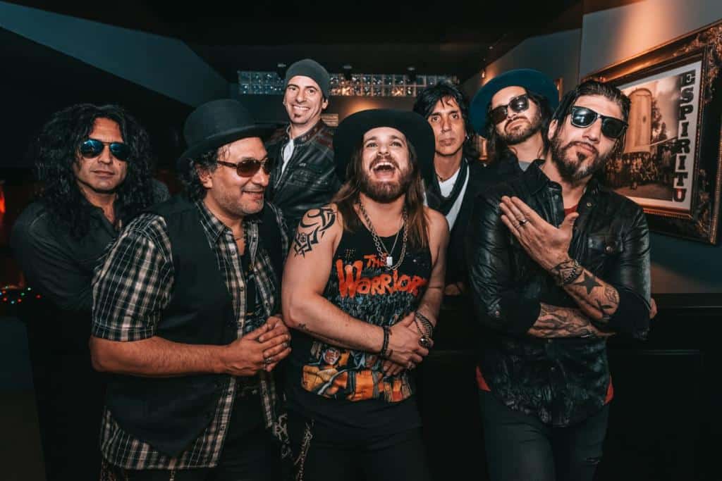 Coverheads desemboca en Tattoo Show antes de su gira con Slash - Carucha: Estamos cambiando un poco la piel, como hacen todos los grupos. La banda hace bastante tiempo que está en la escena y empezó siendo una banda de versiones en español, mechando con alguna que otra internacional, pero ahora estamos incorporando nuevos sonidos. A su vez, queremos que sea rock bailable. Estamos trabajando mucho con los grupos nacionales, tocamos con Las Pastillas del Abuelo; hicimos gira con Kapanga y Airbag, entre otros. 7bb767f2 5563 44ac 8499 36c7395b7679