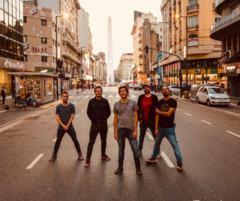 Andando Descalzo llega a la calle Corrientes con su "Media vida" - La banda porteña llevará a cabo su mayor apuesta este viernes en el Ópera, uno de los teatros más destacados de Buenos Aires, para presentar oficialmente su último trabajo. En entrevista exclusiva con Rock.com.ar cuenta todas las intimidades. 8e8e5379 3df2 4cb3 9049 36a5f2fbbf74