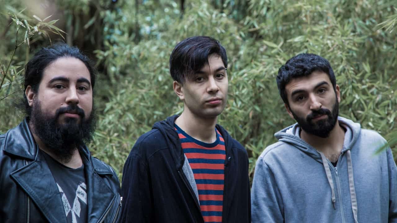 Shaggis se prepara para festejar su "década ganada" - La banda de rock alternativo terminó su segundo disco de estudio "Relaciones tóxicas". Definido como pesado pero, al mismo tiempo, melódico y muy profundo. A su vez, el próximo 24 de marzo arribará a Club V para celebrar los diez años de trayectoria.
Shaggis es una banda de rock alternativo con toques psicodélicos y melódicos que nació en Capital Federal en el año 2008. Su sonido se basa en diferentes influencias musicales, comenzando con Nirvana, pasando por Radiohead, Marilyn Manson y System of a Down; hasta llegar a The Beatles, Thom Yorke y Slipknot. Un amplio abanico que hace de este sonido una paleta de posibilidades por descubrir.
A fines del 2014 grabaron su primer CD titulado "Soportando mierda ajena" y recientemente terminaron de grabar su segundo material de estudio titulado "Relaciones tóxicas". Actualmente la formación se encuentra integrada por Fabrizio Lupardo en voz y guitarra; Leandro González Sfeir en la batería y Fernando Cáceres en el bajo.
¿Qué concepto buscaron lograr en este último disco?
Fabrizio: El concepto hace referencia a cuando las relaciones sociales, políticas y amorosas se convierten en lo que nunca quisimos que se convirtieran. Pero al dejar entrar a alguien o algo en tu vida, éste empieza a hacer estragos en nuestros planes. Las relaciones toxicas pueden ser la que tenemos con nuestro presidente o la que tenemos con alguien que nos dice qué hacer, qué pensar y a dónde ir.
¿Qué diferencias existen, si es que las hay, con el anterior?
Fabrizio: Hay muchas diferencias. Quizás no podemos ser los mejores músicos del mundo, pero nos damos cuenta cuando nos equivocamos. El disco anterior estaba muy cargado de bronca hacia todos y todo. Y eso es muy infantil, quisimos cambiarlo. Lo musical también cambió, estamos más inclinados a hacer música sin rótulos. Sin que sea rock, pop o lo que fuere. Queremos hacer música.
El rock es muy limitado y el espíritu rockero ya nos parece algo tonto hoy en día. A nadie le interesa si vivís de fiesta, te drogás hasta la médula y odiás a todo el mundo. Eso no es rock y nunca lo fue.
¿Dónde lo grabaron?
Fabrizio: En La Nave de Oseberg, un gran estudio situado en Microcentro. Estudio donde grabó Rata Blanca, Carajo, Los Antiguos, Barilari, Asspera y Eterna Inocencia, entre otras bandas.
¿Quién fue el productor y por qué lo eligieron?
Fabrizio: Sebastián Manta fue el encargado de la mezcla y mastering de las canciones. Tuvimos más en cuenta el estudio donde grabar que el productor porque nos encargamos de darle la dirección que buscábamos a nuestro sonido.
¿Cómo definirían a su público?
Fabrizio: Gente que sabe que la expresión artística y musical siguen vivas y que, a pesar de que la música basura y reciclable domine los oídos de las masas, no nos vamos a rendir. Es el legado que tenemos que mantener vivo luego de la muerte de casi todos nuestros ídolos.
¿Cómo planean desarrollar la fecha de presentación en Club V?
Fabrizio: Estamos produciendo un gran y extenso show lleno de sorpresas. Dentro de ellas se encuentran canciones que no tocamos hace mucho y nuevas también. Un show fresco, old school y nuevo al mismo tiempo.
Nosotros en cada fecha cambiamos el repertorio y hacemos cosas distintas. Siempre fuimos público de bandas que tocaban lo mismo una y otra vez y no estamos de acuerdo.
Van a festejar también los diez años de trayectoria, ¿cómo viven este momento?
Fabrizio: Es un aniversario, es historia, es conmemorar nuestro pasado para darnos cuenta en dónde estamos ahora. A su vez, es motivo de festejo y de aprendizaje. Cuando uno piensa que no hizo nada en la vida, se detiene un segundo y recuerda todo lo que hizo y se da cuenta de que hay grandes logros personales y colectivos.
¿Cómo es el vivo de Shaggis?
Fabrizio: Son todos los estados de ánimo de un ser humano plasmados en la música. Enojo, relajación, amor, odio, mucho movimiento, poco movimiento. Todo junto. Expresamos desde un punto de vista musical y visual. Queremos transmitir la fuerza natural que la música da.
¿Cuáles son los pro y los contras de ser un trío al momento de llevar adelante un material, organizarse con las giras y auto-gestionarlas?
Fabrizio: Son todos deseos personales. Simplemente, lo hacemos por nosotros y porque amamos lo que hacemos. Es todo muy difícil y muchas bandas han quedado en el camino en estos 10 años. Es una pasión y puede que a veces no se te llene el boliche, pero lo único que se puede hacer es seguir mejorando como músico, como persona y como artista.
Estamos en Argentina, un país lleno de oportunistas mediocres, bandas mediocres que cobran para que las telonees, y otras que acceden porque les sigue siendo más barato que auto-gestionar un show.
Nosotros, si armamos una fecha, no aceptamos que los grupos toquen gratis ni que paguen. Les pagamos a los artistas que llevamos como invitados. Un ejemplo de ello es Astrosuka.
¿Cómo seguirá la grilla de fechas para los próximos meses?
Fabrizio: El 24 de marzo festejaremos los 10 años en Club V. El 13 de abril arribaremos al Centro Cultural Otra Historia en el marco del Festival de Bandas Grunge de Argentina. Finalmente, el 28 de ese mismo mes presentaremos por primera vez "Relaciones tóxicas" en White Vinyl de Adrogué. 9fbbc4be bcf0 47b3 b3a3 4ceb2e3afaf8