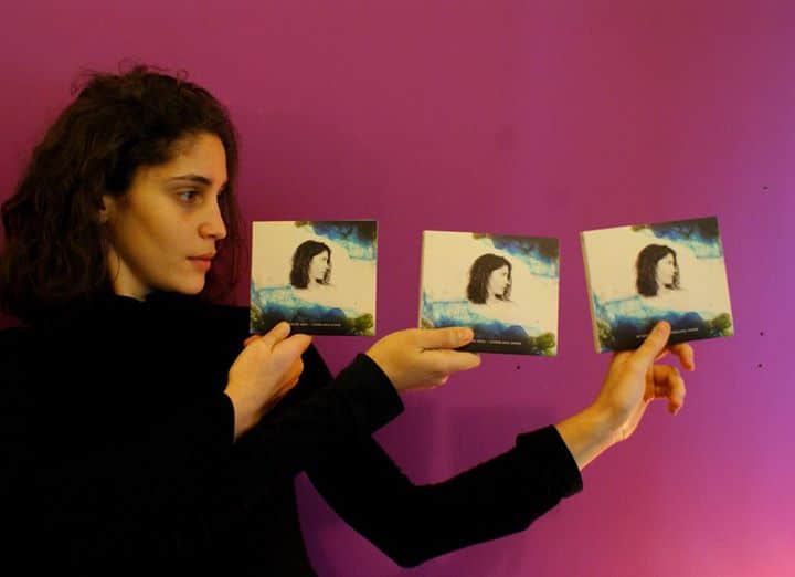 Candelaria Zamar: Las manos mágicas - Dueña de una voz dulce y encantadora y de un don especial con el piano, la cantante cordobesa Candelaria Zamar traslada su talento musical a su primer disco, "Un vaso de agua". Candelaria Zamar