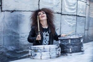 Andrea Alvarez - Andrea Alvarez fue la primera percusionista del país en llegar a trascender dentro del género rock. Comenzó tocando la batería a los 16 años, en la banda de Lito Vitale, y luego integró Viudas e Hijas de Roque Enroll. Andrea Alvarez