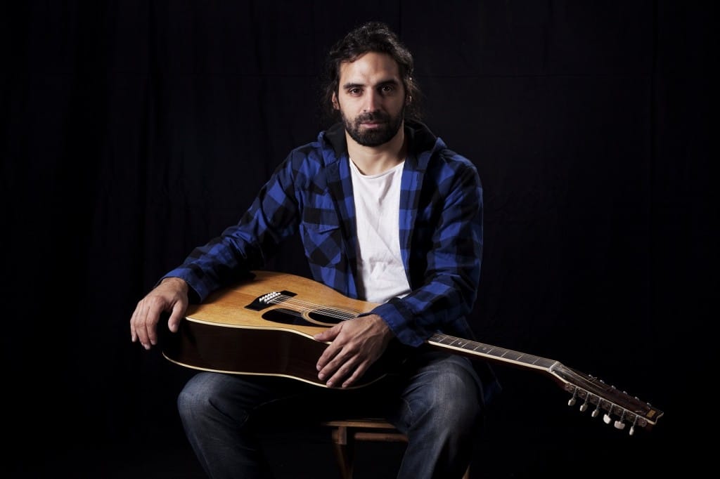 Leandro Aput: "No hay nada mejor que casa" - Leandro Aput confiesa que su proyecto solista comenzó sin planearlo, como un acto reflejo, un ejercicio de supervivencia luego del abrupto final con Cabezones. "Me refugié en mi casa, en mi habitación –recuerda-. Allí tenía una guitarra acústica y de a poco me fui amigando con ella y empezaron a surgir algunas ideas que se cristalizaron en canciones. Casi sin darme cuenta, en poco tiempo estábamos grabando ‘Luz día’, mi primer disco. No sé si sentía que estaba listo, pero necesitaba seguir y aquí estamos 7 años y 3 discos después". aput