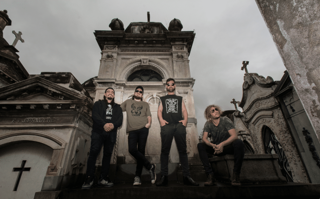 21 Gramos presenta "Pisco" en The Roxy Live - Nehuén Tronconi, voz de 21 Gramos, cuenta sobre "Pisco": "Es la última composición de 'Fiesta y siniestra', composición que nos acerca al sonido actual de la banda. Es una canción potente, con muchos climas y matices, muchos riffs, distintas melodías de voz y una letra muy personal. El vídeo se desarrolla en una fiesta siniestra y psicodélica, marco que le da el cien por cien de toque personal y alusivo al disco". b4be909c fbd5 46b4 be88 617784e82e91
