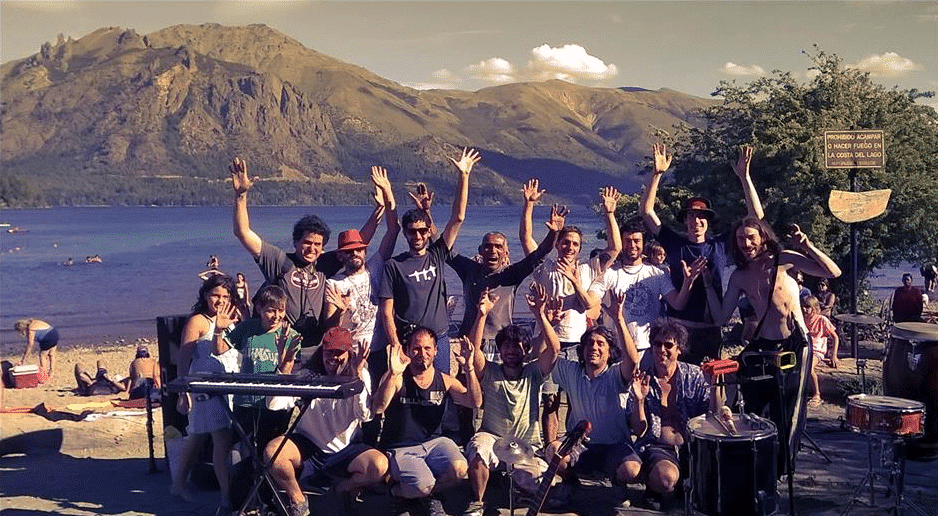 Los inconscientes del Balurdo: diez músicos con energía latina y tintes rioplatenses - Hace más de siete años que iniciaron este proyecto y ahora se encuentran presentando el segundo disco, "Todo viene, todo va", a través de giras auto-gestionadas. balurdo